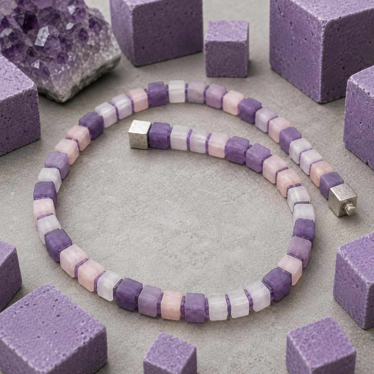 Diese Amethystkette, ist ein elegantes Schmuckst&uuml;ck . Die edlen Amethyststeine verleihen jedem Outfit ein luxuri&ouml;ses Flair. Tragen Sie die Kette solo f&uuml;r einen subtilen Look oder kombinieren Sie sie mit passenden Ohrringen f&uuml;r einen glamour&ouml;sen Auftritt. Perfekt f&uuml;r besondere Anl&auml;sse oder als stilvolles Alltagsaccessoire.