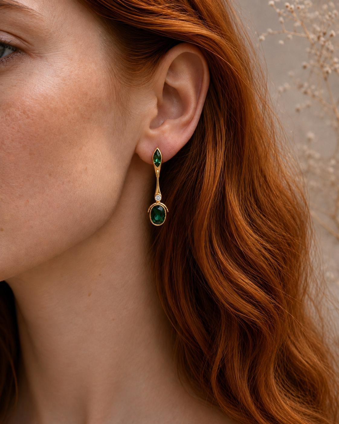 Die Ohrringe aus Gold 900  sind mit Turmalin und Brillant verziert. Als raffinierte PENDANT_EARRINGS kombiniert, verleihen sie jedem Outfit einen Hauch von Luxus. Am besten zu eleganter Abendgarderobe oder festlichen Anl&auml;ssen tragen, um ihre volle Pracht zur Geltung zu bringen.