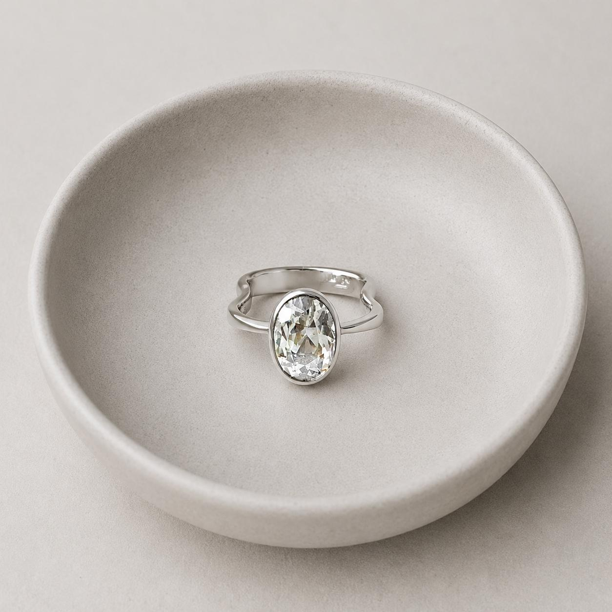 Smartcurve &ndash; Ring mit ovalem Brillanten

Ein au&szlig;ergew&ouml;hnlicher Ring, der klare Gestaltung mit h&ouml;chstem Tragekomfort verbindet. Die charakteristische Smartcurve-Ringform folgt einer sanft geschwungenen, organischen Kontur. Sie sorgt f&uuml;r eine exzellente Passform am Finger und macht den Ring besonders angenehm und alltagstauglich.

Im Mittelpunkt steht ein ovaler Stein, dessen elegante Proportionen durch die reduzierte Fassung besonders sch&ouml;n zur Geltung kommt. Die lebendige Linienf&uuml;hrung der Ringschiene bildet dabei einen spannenden Kontrast zur klassischen Form des Steins.

Der Ring wird auf Anfrage individuell in Wei&szlig;gold oder Platin mit einem ovalen Diamanten gefertigt. So entsteht ein zeitloses Schmuckst&uuml;ck mit eigenst&auml;ndigem Charakter &ndash; zur&uuml;ckhaltend, modern und dennoch unverwechselbar.

Der hier gezeigte Ring ist in Silber gefertigt mit einem nat&uuml;rlichen Spodumen

