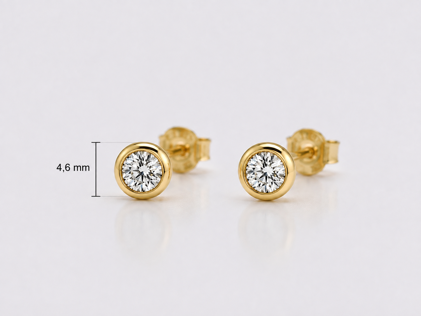 Gouden oorstekers met 0.30 ct. briljant in gladomzetting.