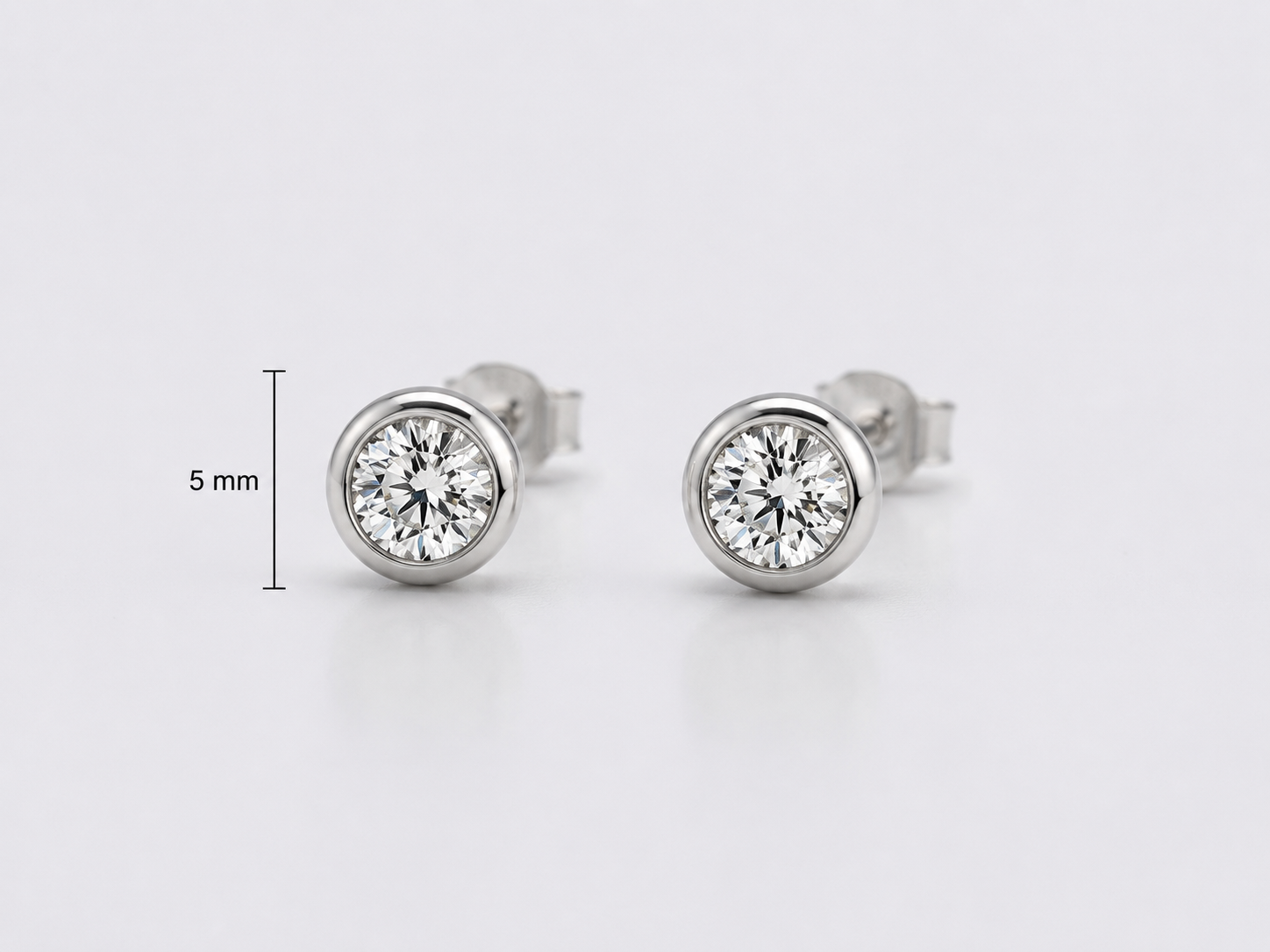 Witgouden oorstekers met 0.30 ct. briljant in gladomzetting.