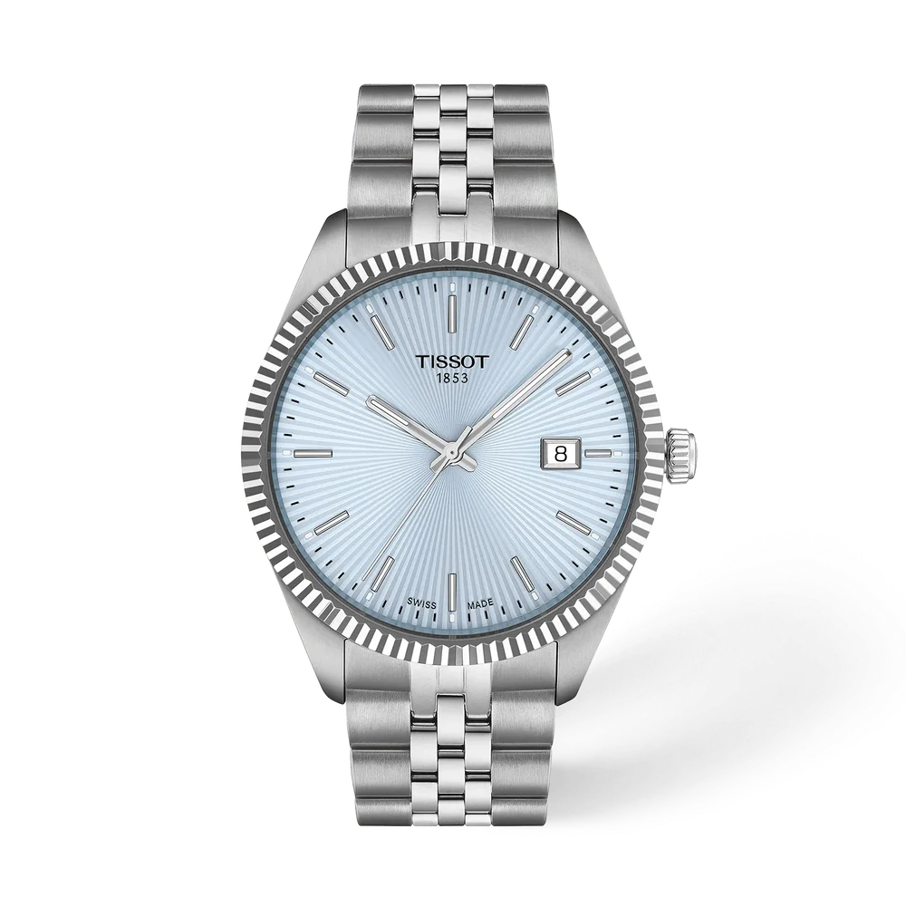 De Tissot Ballade 40mm combineert klassiek Zwitsers vakmanschap met een verfijnde, moderne uitstraling. De ijsblauwe guilloch&eacute;-wijzerplaat met zonnestraalpatroon vangt het licht prachtig op, terwijl de geribbelde lunette zorgt voor een karakteristieke en elegante afwerking. Het horloge is voorzien van krasbestendig saffierglas met een antireflectiecoating aan de onderzijde en Super-LumiNova&reg; op de wijzers en uurmarkeringen, en wordt geleverd met een roestvrijstalen band met Quick Release-systeem.