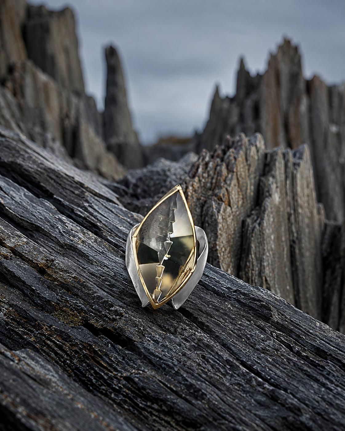 Dieser Ring, Citrin 27,63 ct., besticht durch einen beeindruckenden Citrin-Edelstein von 27,53 Karat, eingefasst in einer Kombination aus Gold (Au) und Silber (Ag). Als stilvolles Schmuckst&uuml;ck der Kategorie "JEWEL" hebt er jedes Outfit hervor. Ideal f&uuml;r besondere Anl&auml;sse oder als luxuri&ouml;ser Akzent im Alltag. Tragen Sie ihn am besten allein f&uuml;r maximale Wirkung.