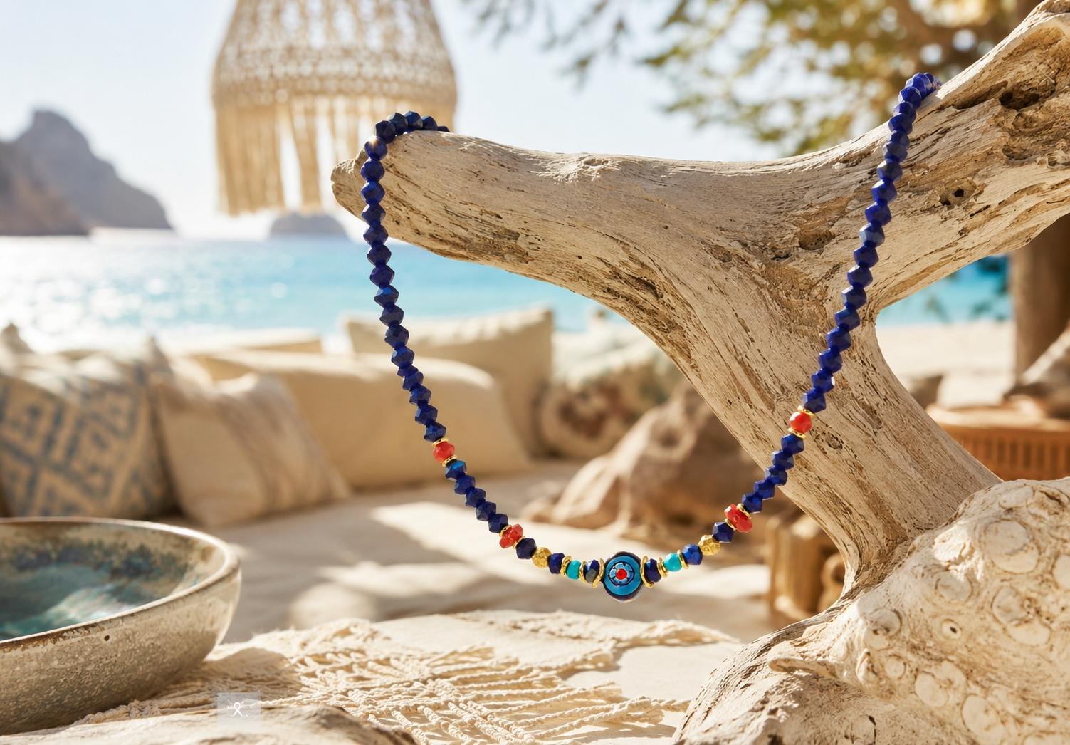 Diese Lapiskette in Gold und Koralle, Modellnummer nicht spezifiziert, geh&ouml;rt zur Kategorie "Schmuck". Sie besticht durch eine Kombination aus edlem Lapis, luxuri&ouml;sem Gold und strahlender Koralle. Am besten wird sie als Statement-St&uuml;ck zu einem schlichten Outfit getragen, um ihren einzigartigen Charme hervorzuheben und einen eleganten Akzent zu setzen.