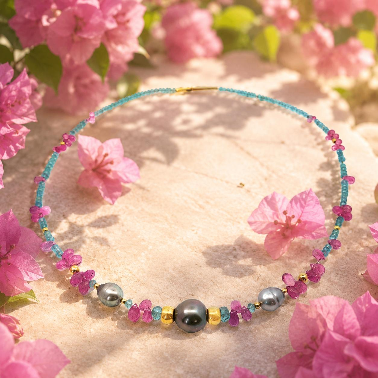 Diese Kette mit der Modellnummer KETTE SAPHIR/TAHITI/APATIT besticht als fantasievolles Schmuckst&uuml;ck. Ideal f&uuml;r besondere Anl&auml;sse oder um allt&auml;gliche Outfits aufzuwerten. Tragen Sie sie solo oder kombinieren Sie sie mit anderen Schmuckst&uuml;cken f&uuml;r einen individuellen Look.
