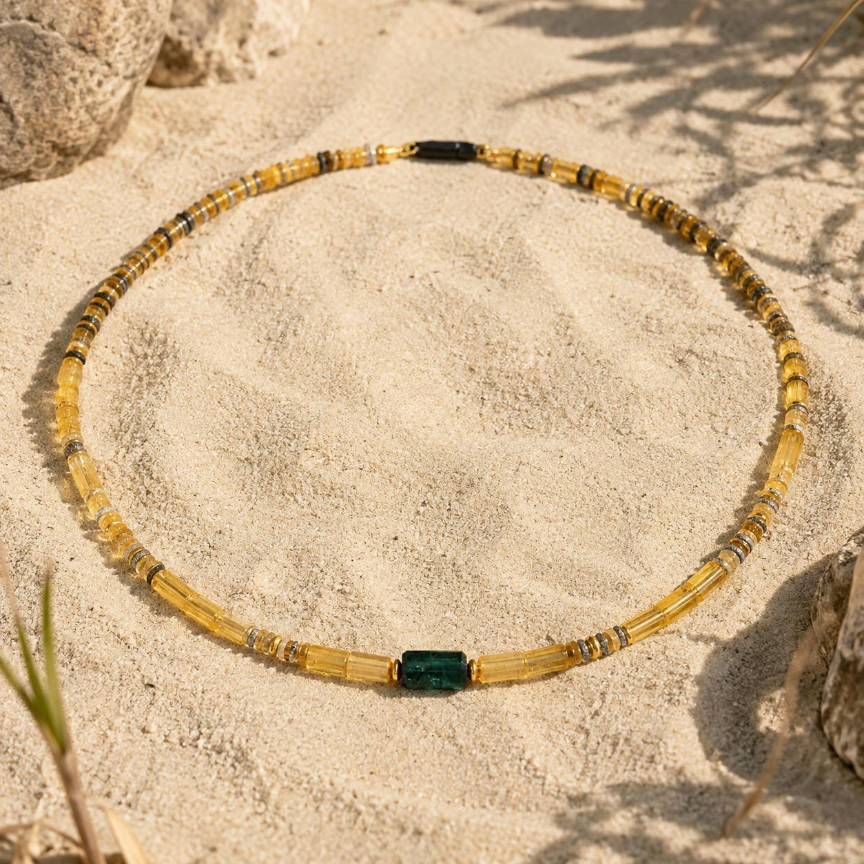 Unikatkette aus Goldberyll, Rutilquarz & Turmalin
Feine Farbnuancen, au&szlig;ergew&ouml;hnliche Edelsteine und eine klare Gestaltung verbinden sich in dieser handgefertigten Unikatkette zu einem ganz besonderen Schmuckst&uuml;ck.
Im Mittelpunkt steht ein tiefgr&uuml;ner Turmalin, dessen markante Form einen spannungsvollen Kontrast zu den warm leuchtenden Goldberyllen bildet. Zarte Elemente aus Rutilquarz erg&auml;nzen die Komposition mit ihren charakteristischen nat&uuml;rlichen Einschl&uuml;ssen und verleihen der Kette zus&auml;tzliche Struktur und Lebendigkeit.
Das Zusammenspiel von sonnigem Goldgelb, rauchig-transparenten Nuancen und dem intensiven Gr&uuml;n des Turmalins macht den besonderen Reiz dieses Colliers aus. Kleine goldene Akzente unterstreichen die kostbare Wirkung, ohne die nat&uuml;rliche Sch&ouml;nheit der Edelsteine in den Hintergrund zu stellen.
Ein handgefertigtes Unikat f&uuml;r Menschen, die das Besondere sch&auml;tzen &ndash; zur&uuml;ckhaltend im Ausdruck und zugleich unverwechselbar.