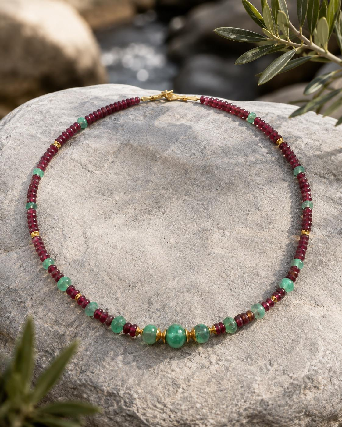 Die Kette Smaragd/Turmalin (Modellnummer: KETTE SMARAGD/TURMALIN) geh&ouml;rt zur Kategorie Schmuck und ist eine edle Halskette. Diese elegante Halskette aus Smaragd und Turmalin verleiht jedem Outfit einen Hauch von Luxus. Am besten mit einem schlichten Kleid oder Bluse kombinieren, um die leuchtenden Farben und Materialen zur Geltung zu bringen. Perfekt f&uuml;r besondere Anl&auml;sse.