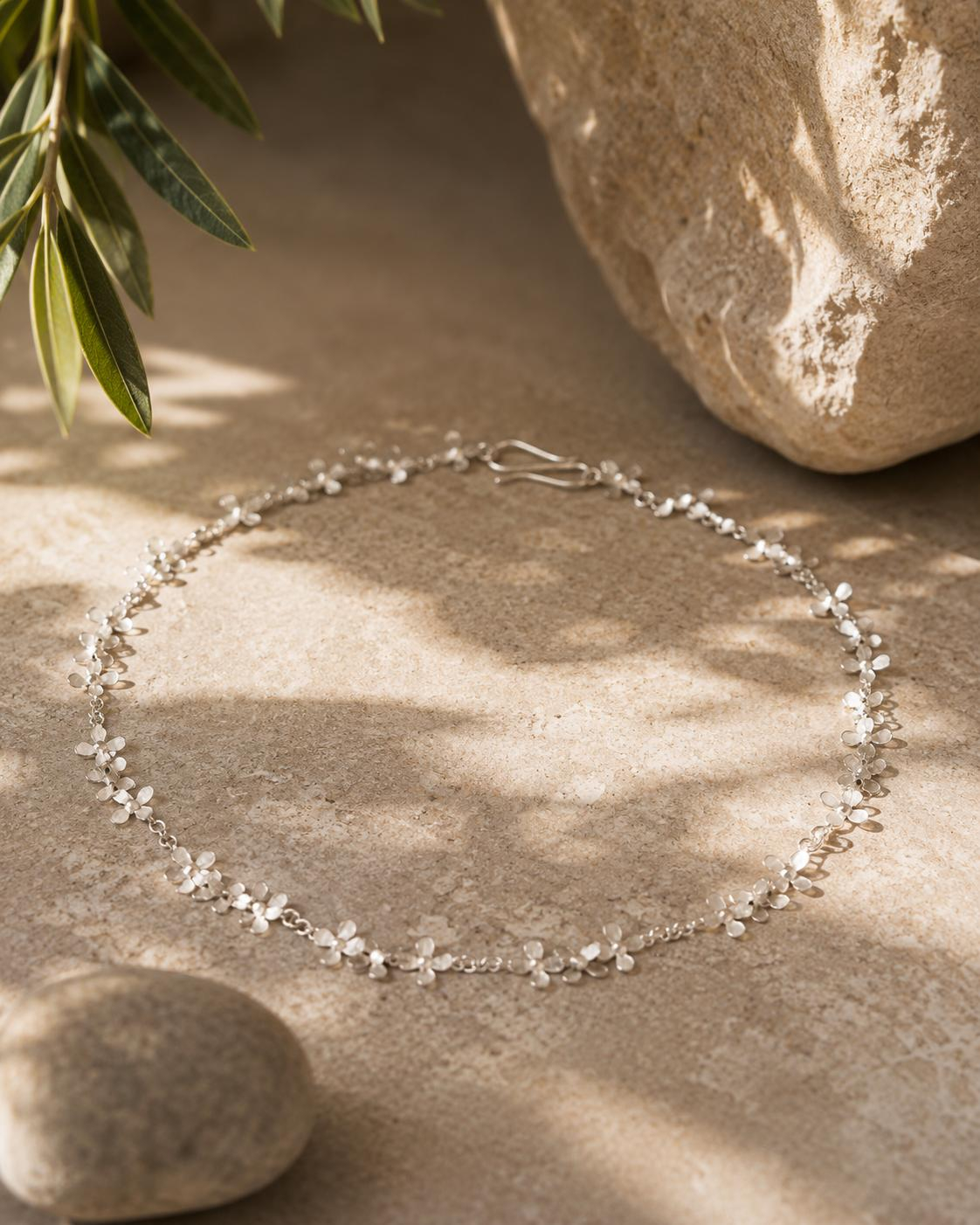 Das Bl&uuml;tencollier aus 925er Silber, Modellnummer 9/00000/00022060, besticht durch sein filigranes Design und die hochwertige Verarbeitung. Es ist ideal f&uuml;r besondere Anl&auml;sse und verleiht jedem Outfit einen Hauch von Eleganz. Am besten tragen Sie es in Kombination mit einem schlichten Kleid oder einer Bluse, um die Sch&ouml;nheit des Colliers zu betonen.