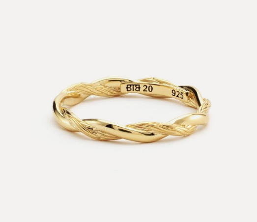 Ons stacking assortiment ontsluit oneindige mogelijkheden, door je in staat te stellen verschillende stukken op elkaar te stapelen om je eigen verhaal te verzamelen. Vier elke mijlpaal met een ander stuk. Met onze nieuwe stacking collectie nodigen we je uit om op een reis van zelfexpressie te gaan. De Katja Stacking Ring Twist is ontworpen in Amsterdam en handgemaakt in Zuid-Oost Azi&euml; van gerecycled zilver met een premium gold plating (3.0 micron dik). De plating is gemiddeld 5 maal dikker dan reguliere gold plated items. Wij geloven dat je alle dingen in het leven moet vieren; geloof jij dat ook?