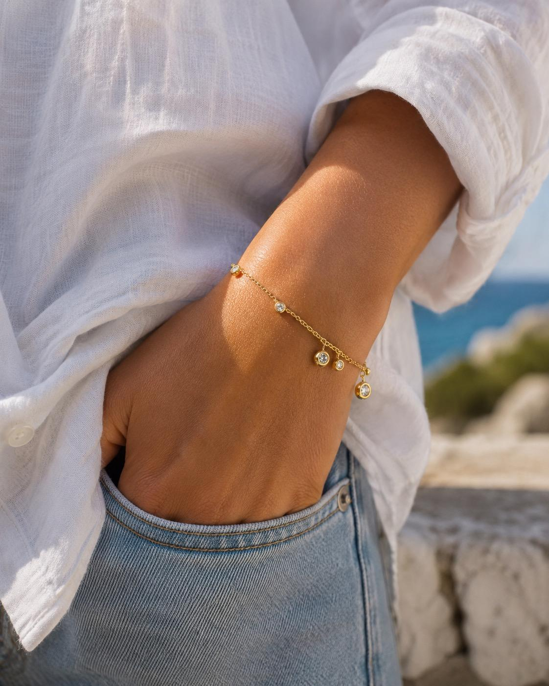 Das Armband Chaos Au 750, Anker 1,6 mm ist ein edles Armband aus 750er Gold. Es geh&ouml;rt zur Kategorie Schmuck (JEWEL) und hat eine L&auml;nge von 18cm, extra &Ouml;se bei 16 cm.  Idealerweise wird es alleine oder in Kombination mit anderen Armb&auml;ndern getragen, um das elegante Design hervorzuheben. Perfekt f&uuml;r besondere Anl&auml;sse.