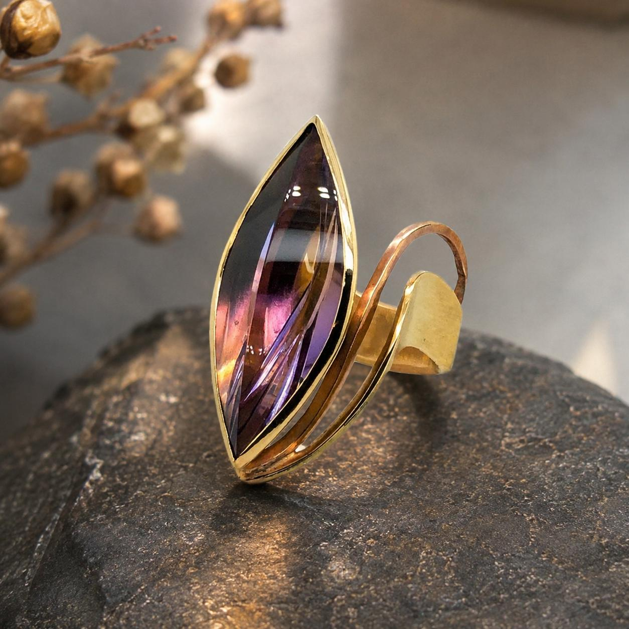 Dieser exquisite Ring besticht durch seinen einzigartigen lila Ametrin mit 25ct, der in einem eleganten goldenen Rahmen gefasst ist. Die Exklusive und nur im KISSNER MEISTERATELIER erh&auml;ltliche Smartcurve Ringform sorgt f&uuml;r eine kaum Sp&uuml;rbare und absolut stabile Passform. Perfekt f&uuml;r besondere Anl&auml;sse oder als t&auml;gliches Statement-St&uuml;ck, zieht er alle Blicke auf sich und verleiht jedem Outfit einen Hauch von Glamour.