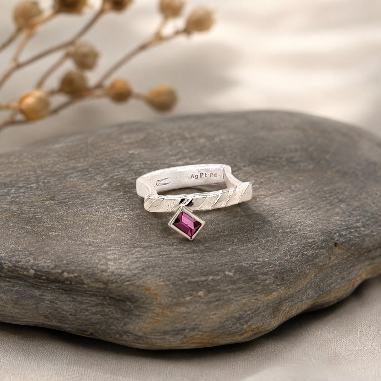 Smartcurve Ring in Wei&szlig;gold auf geschw&auml;rztem Silber, Rhodolith AAA in besonderem Schliff. Gr&ouml;&szlig;e ca. 58, Anpassung wenn n&ouml;tig inklusive!
UNIKAT

Gefertigt im Atelier Kissner
Design: Carsten Kissner