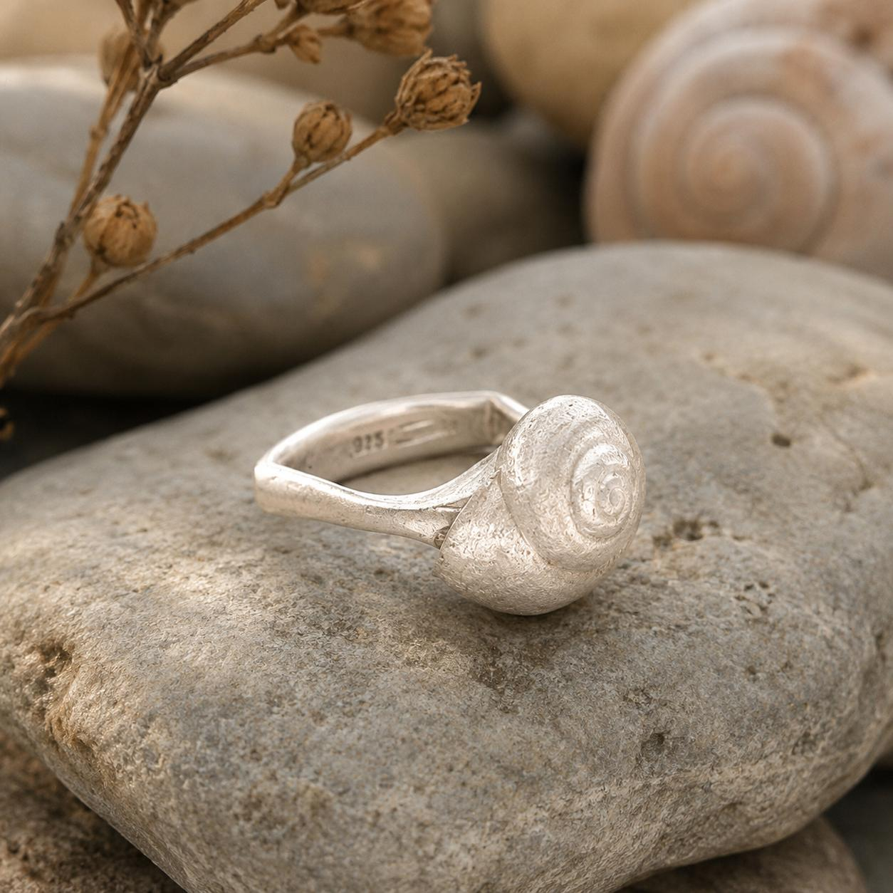 Ring gefertig in Silber 925, mit einer Smartcurve Ringschiene, diese bietet eine optimale Passform. 
Gr&ouml;&szlig;e 65. Eine evtl. anfallende Ringweiten&auml;nderung ist inklusive.