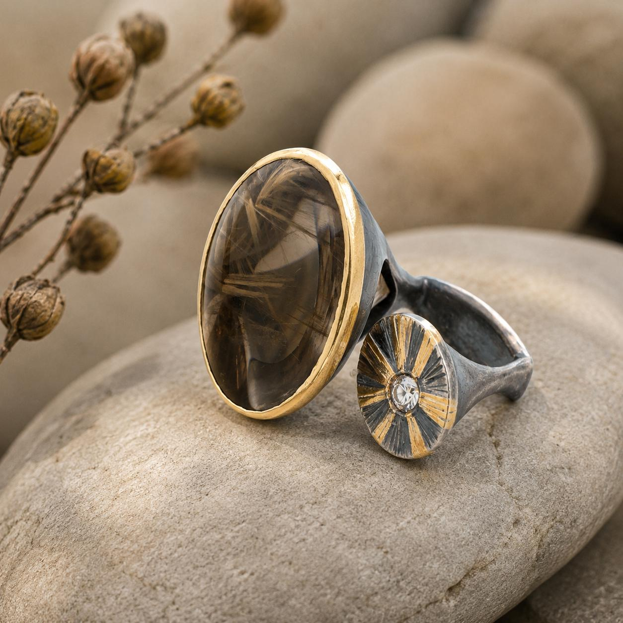 Dieser Ring, gefertigt in Silber 925 und Gold 900/ooo mit einem Rutilquarz und einem Brillant von 0,361 Karat ist ein mystisches und extravagantes Schmuckst&uuml;ck f&uuml;r Individualisten. Er besticht durch seinen einzigartigen,  au&szlig;ergew&ouml;hnlich geschliffenen Rutilquarz und dessen feinen Rutileinschl&uuml;sse. In Kombination mit der bew&auml;hrten Smartcurve Form aus dem Hause Kissner ist er perfekt, um bei besonderen Anl&auml;ssen getragen zu werden, oder aber aufgrund seiner hervorragenden Passform auch als stilvolles Alltagsaccessoire. Kombinieren Sie ihn mit passenden Gold- oder Silberschmuckst&uuml;cken f&uuml;r einen harmonischen Look.