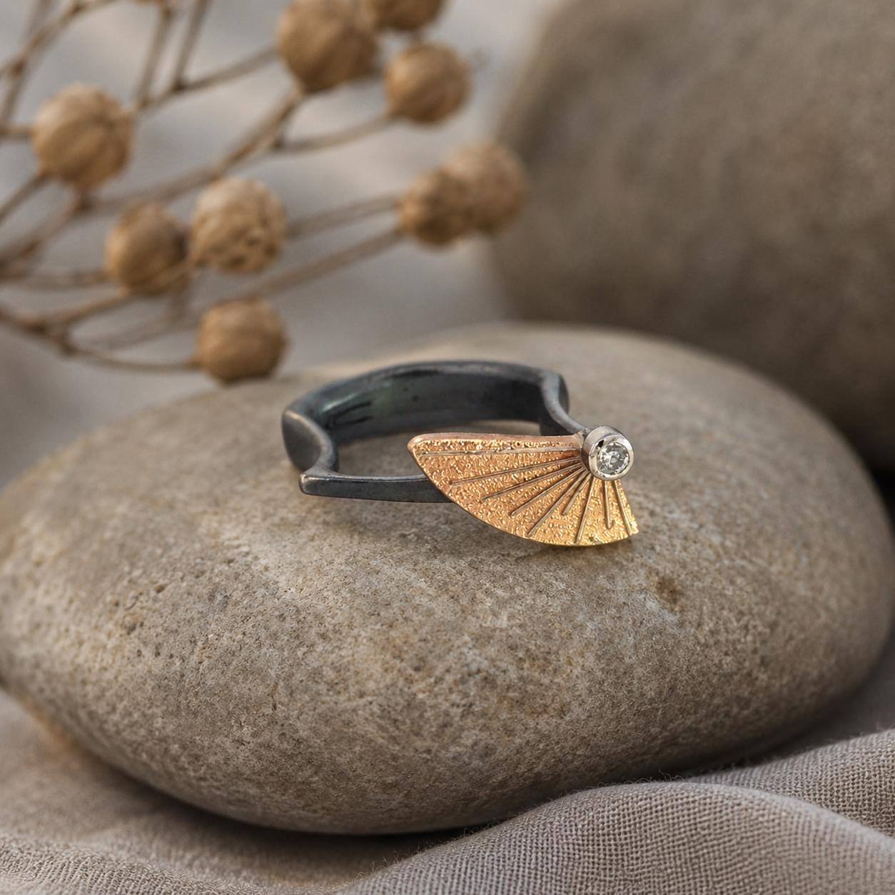 Der Ring Smartcurve Silber geschw&auml;rzt, Rotgold 900, Platin 999, Brillant bietet eine unvergleichliche Kombination aus edlen Materialien und luxuri&ouml;sem Design. Der elegante Schmuck eignet sich ideal f&uuml;r besondere Anl&auml;sse und verleiht jedem Outfit eine edle Note. Tragen Sie ihn am besten an Ihrem Ringfinger, um dessen Sch&ouml;nheit und Raffinesse optimal zur Geltung zu bringen.