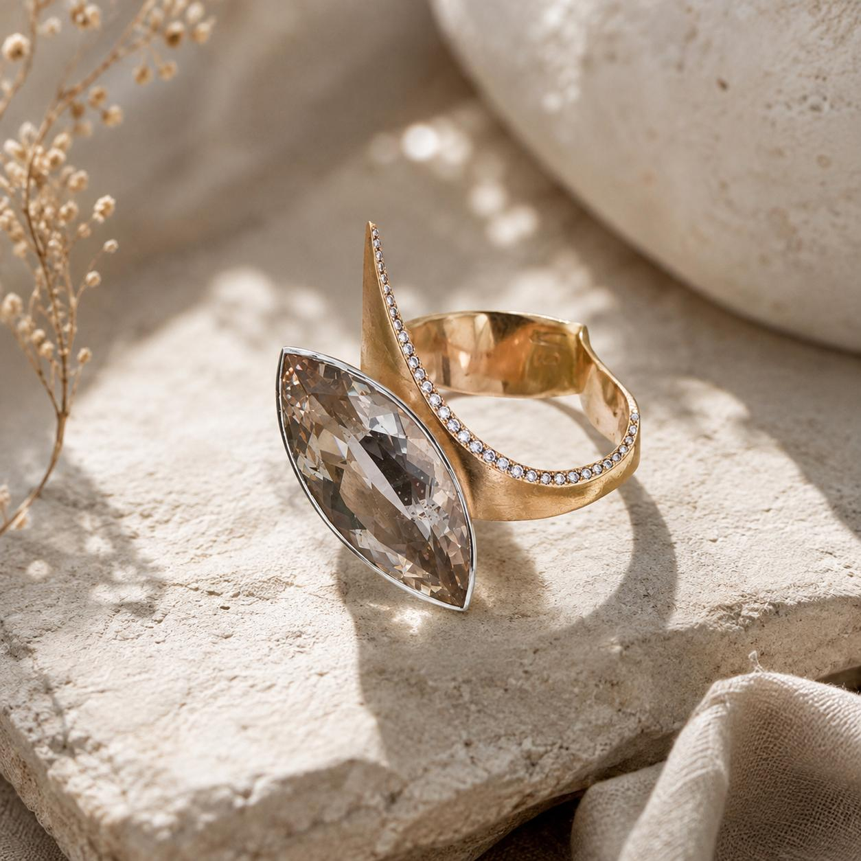 Der Smartcurve Ring MORGANIT aus 750er Gold bietet Ihnen exquisite Eleganz und Raffinesse. Mit seinem atemberaubenden Morganit im Navetteschliff mit 10,12ct und hochwertigem 750er Gold ist er die perfekte Wahl f&uuml;r besondere Anl&auml;sse.  EIne feine Brillantlinie betont die elegante Linienf&uuml;hrung des Rings. Am besten tragen Sie ihn als Statement-Schmuckst&uuml;ck zur Abendgarderobe oder um Alltagsoutfits luxuri&ouml;s aufzuwerten. Ein Must-have f&uuml;r Schmuckliebhaberinnen! Gr&ouml;&szlig;e 56, UNIKAT