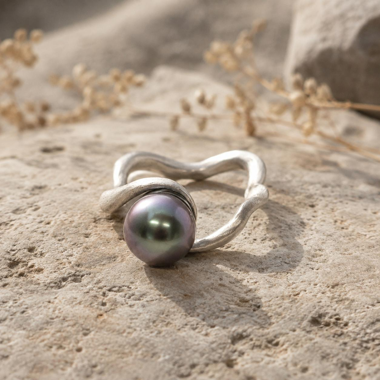 Der Ring Silber Tahitiperleist ein UNKAT aus dem Kissner Meisteratekier. Er besticht durch eine edle Tahiti-Perle auf hochwertigem Silber. Ideal f&uuml;r besondere Anl&auml;sse, erg&auml;nzt er stilvolle Abendgarderoben perfekt. Am besten wird er an der Hand getragen, um die Perle optimal zur Geltung zu bringen und Eleganz zu verbreiten. Perfekt f&uuml;r Ihren eleganten Auftritt.
