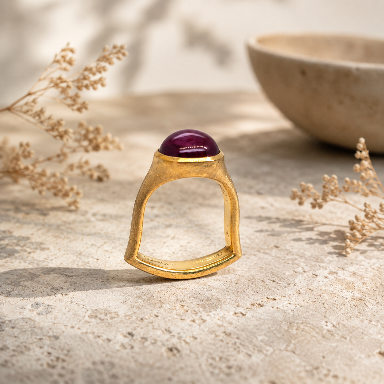 Dieser Rubinring ist ein elegantes Schmuckst&uuml;ck mit einem unbehandelten Rubin Cabochon als zentralem Edelstein. Der Ring ist in edlem Gold 750 gefertigt. Die im unteren Bereich kantige Ringschiene &uuml;berrascht mit einem sehr komfortablen Tragegef&uuml;hl und bewirkt eine stets zentrierte und ausbalancierte Position des Ringes am Finger. Tragen Sie den Rubinring am besten als Statement-Piece am Ring- oder Mittelfinger. Ein zeitloser Klassiker f&uuml;r jeden Anlass.

Gerne machen wir Ihnen ein Angebot f&uuml;r eine Variante mit einem anderen Farbstein. Sprechen Sie uns an!
