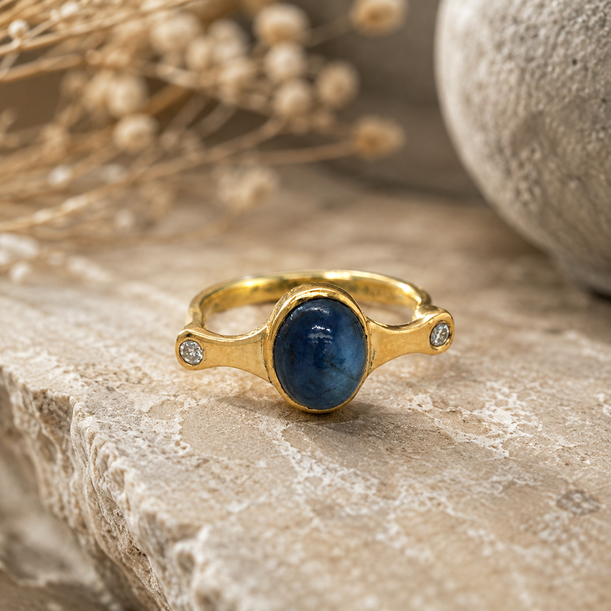 Dieser Ring in Ros&eacute;gold 750 mit blauem Safir Cabochon und zwei Brillanten ist ein elegantes Schmuckst&uuml;ck, das sich perfekt f&uuml;r besondere Anl&auml;sse eignet. Tragen Sie ihn allein an Ihrem Ringfinger f&uuml;r einen glamour&ouml;sen Look oder kombinieren Sie ihn mit anderen Schmuckst&uuml;cken f&uuml;r ein stilvolles Ensemble. Dank der M&ouml;glichkeit einer kostenlosen Gr&ouml;&szlig;enanpassung k&ouml;nnen Sie diesen Ring ganz nach Ihrem Geschmack tragen.

UNIKAT

Design: Carsten Kissner
gefertigt im KISSNER Meisteratelier