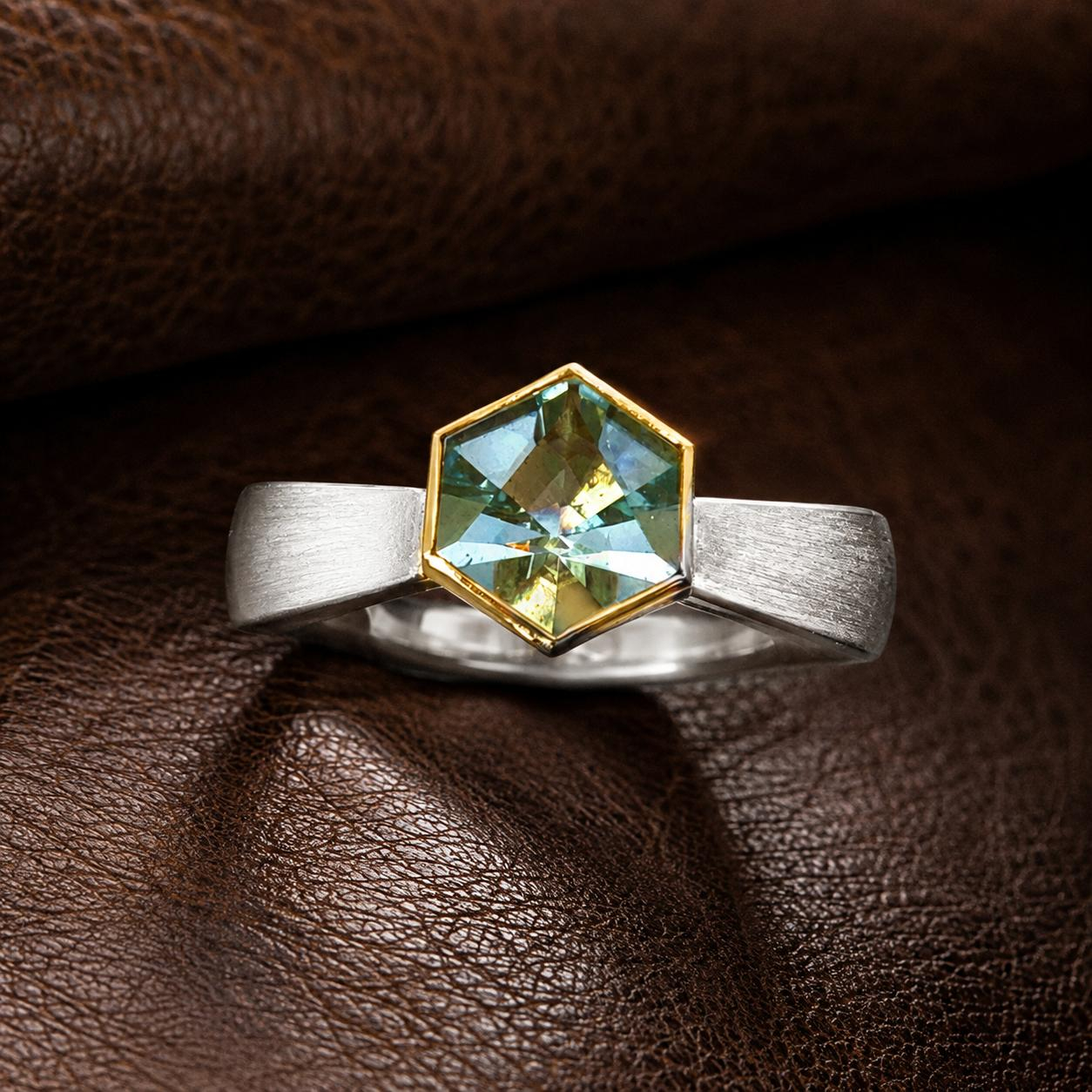 Entdecken Sie den Ring AQUA in Silber/ Gold eine exquisite Kreation der Kategorie JEWEL. Dieses Schmuckst&uuml;ck, besticht durch sein edles Design und seine elegante Ausstrahlung. Perfekt, um jedem Outfit einen Hauch von Luxus zu verleihen. Ideal f&uuml;r besondere Anl&auml;sse oder als t&auml;glicher Blickfang. Tragen Sie ihn solo oder in Kombination mit anderen Ringen.