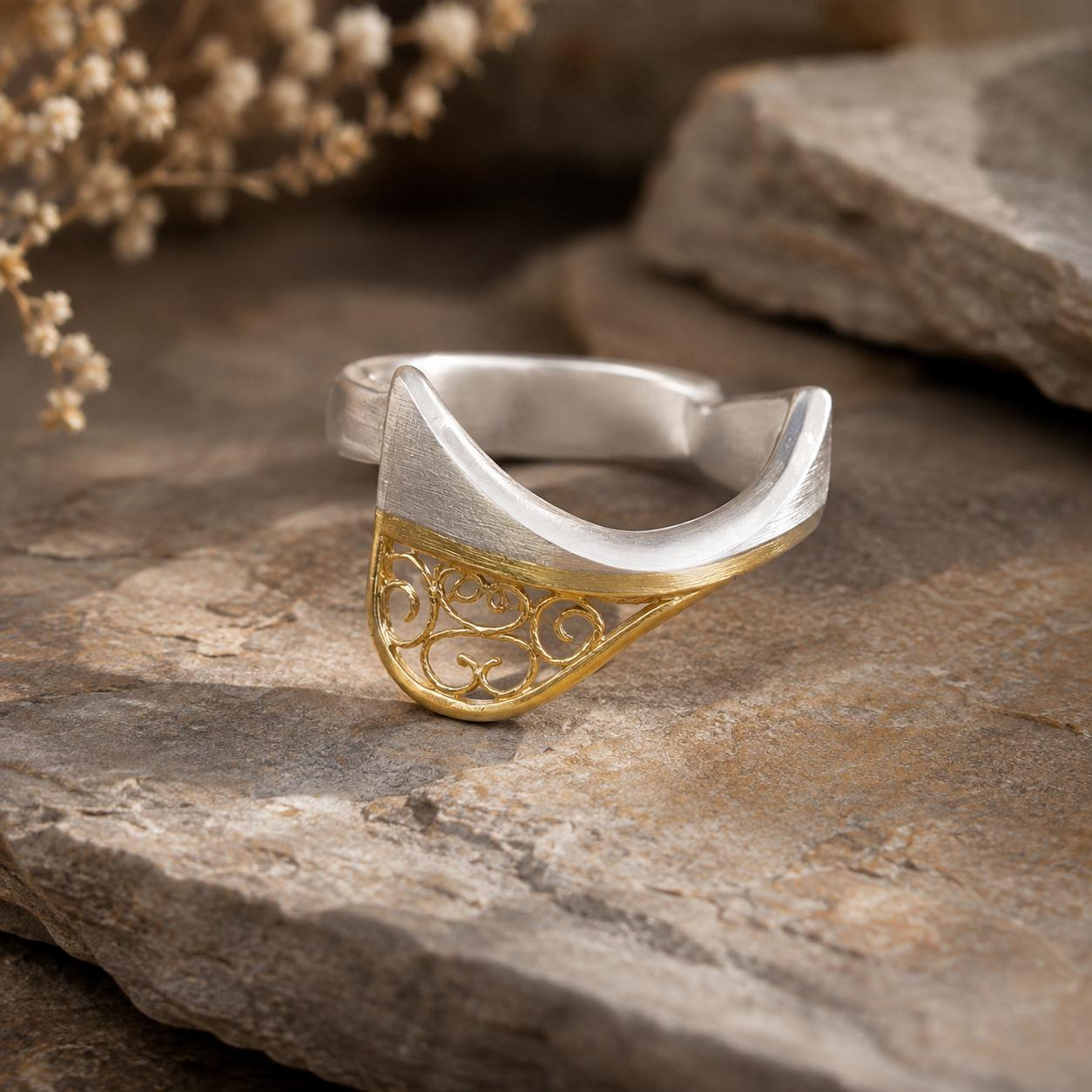 Der Ring Rins Ag/Au ist ein elegantes Schmuckst&uuml;ck aus Silber/18 Karat Gold . Er geh&ouml;rt zur Kategorie der Ringe und hat die Gr&ouml;&szlig;e 56. Tragen Sie diesen Ring am besten als stilvolles Accessoire zu formellen Anl&auml;ssen oder als allt&auml;gliches Highlight Ihres Outfits.