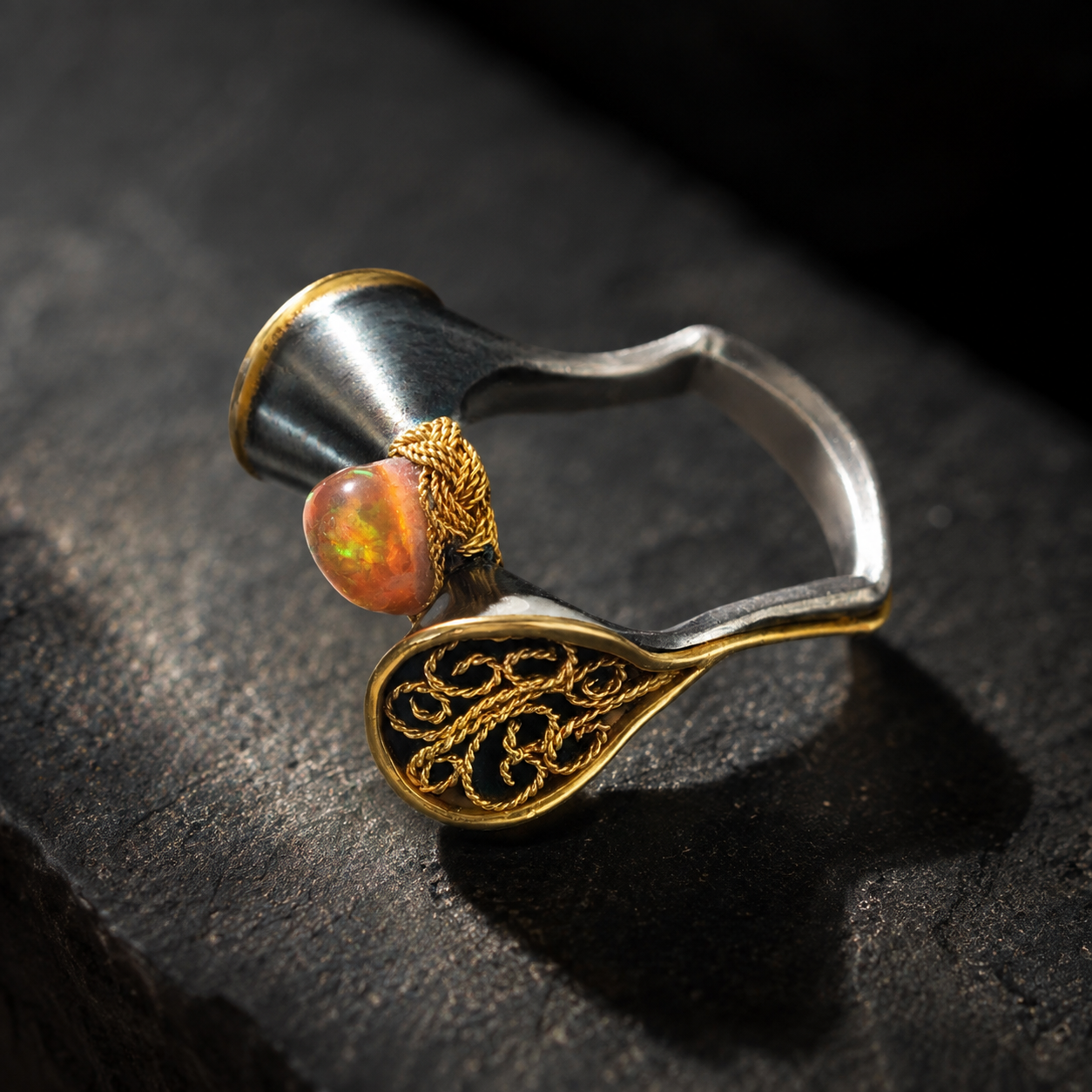 Der Smartcurvring Au/Ag Feueropal besticht durch 18-kar&auml;tiges Gold, ein Gewicht von 5 Gramm und einen atemberaubenden 3,54 ct Feueropal. Ideal f&uuml;r feierliche Anl&auml;sse oder als stilvolles Accessoire im Alltag. Tragen Sie ihn solo oder in Kombination mit anderen Ringen f&uuml;r einen eleganten Look. Perfekt passend in Gr&ouml;&szlig;e 56.