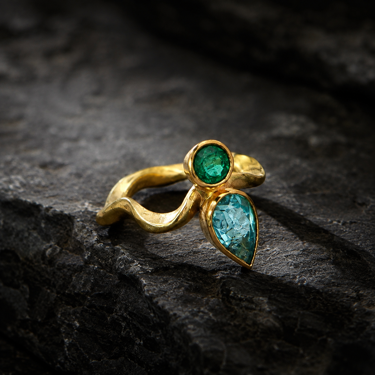 Dieser einzigartige Ring aus 18 Karat Gold (Au 750) beeindruckt mit einem prachtvollen Paraiba Turmalin und Smaragd. Mit einer Gr&ouml;&szlig;e von 52 und einem Gewicht von 7,16g. Perfekt f&uuml;r elegante Anl&auml;sse, passt dieser edle Schmuck ideal zu formaler oder gehobener Abendgarderobe, um dem Outfit einen Hauch von Luxus und Farbe zu verleihen.