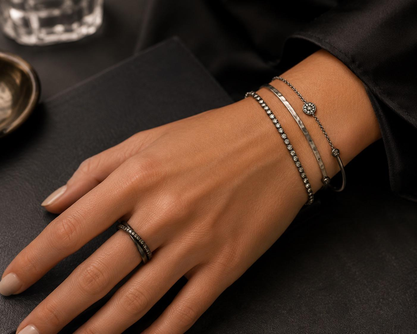 Der Ring M&ouml;bius Ag 925 breit W.Topas, oxyd. beeindruckt mit Sterling Silber und funkelnden Topasen  ist ideal f&uuml;r die Ringgr&ouml;&szlig;e 57 und geh&ouml;rt zur Kategorie Schmuck. Tragen Sie diesen stilvollen Ring alleine oder kombinieren Sie ihn mit anderen Silberst&uuml;cken, um ein modernes und elegantes Statement zu setzen. Perfekt f&uuml;r jeden Anlass.