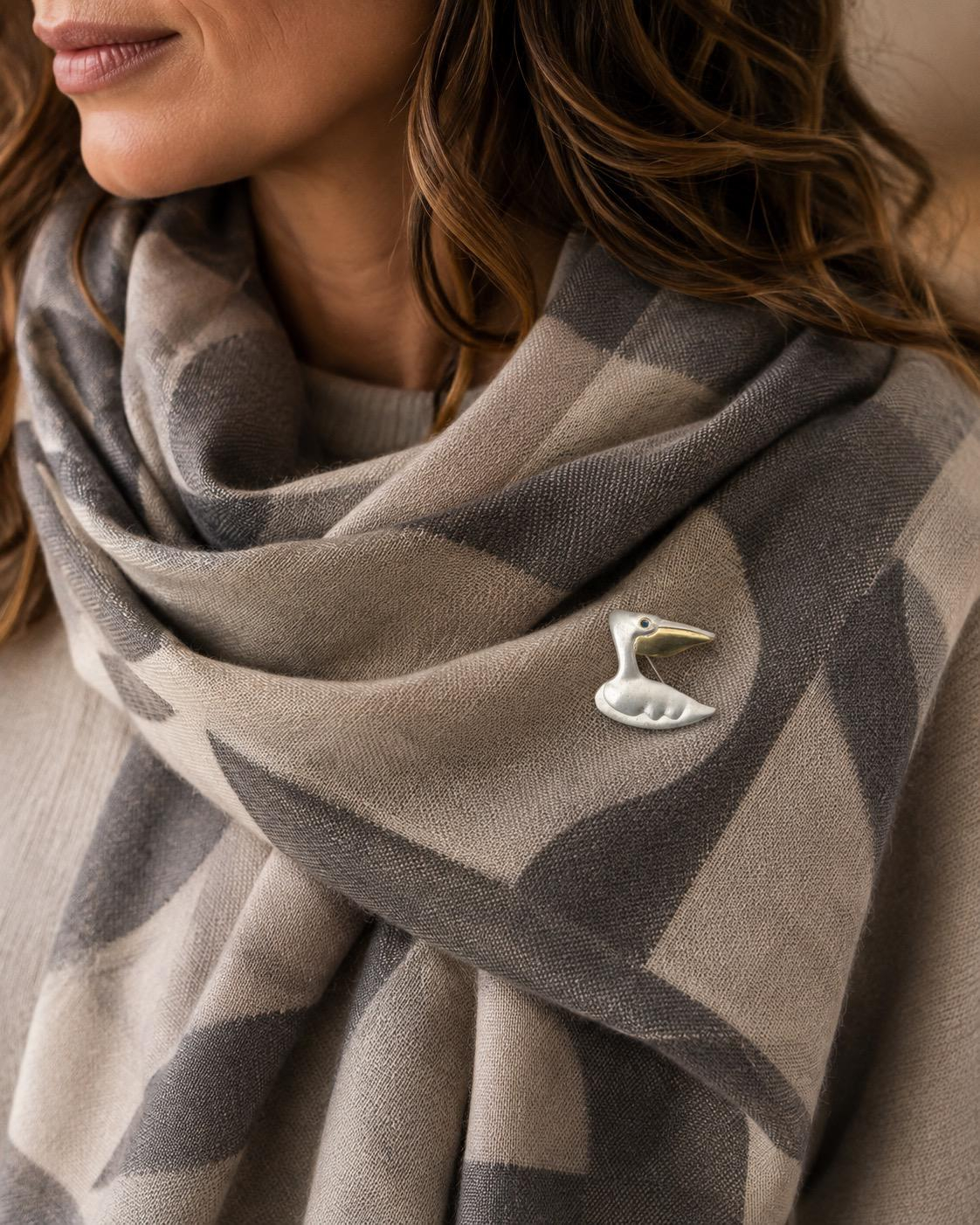 Die Pelikan Brosche, Modellnummer PELIKAN BROSCHE, ist ein elegantes Schmuckst&uuml;ck.  Diese exquisite Brosche kann vielseitig eingesetzt werden: Trage sie an einem Blazer, einem Schal oder einem Hut, um jedem Outfit eine stilvolle Note zu verleihen. Ein Must-have f&uuml;r Schmuckliebhaber, die Akzente setzen m&ouml;chten.