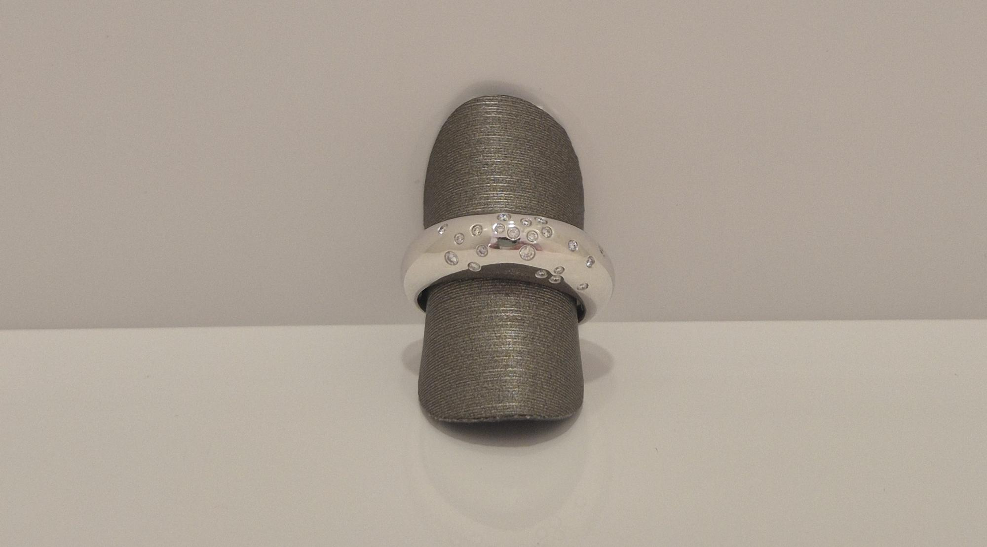 De Le Chic 14krt witgouden ring met diamant, modelnummer LCH-LI422R20, is een elegante ring. Hij is hypoallergeen, gemaakt van witgoud. Deze ring in maat 55 is ideaal voor dagelijks gebruik of speciale gelegenheden. Combineer het met andere sieraden voor een verfijnde uitstraling.