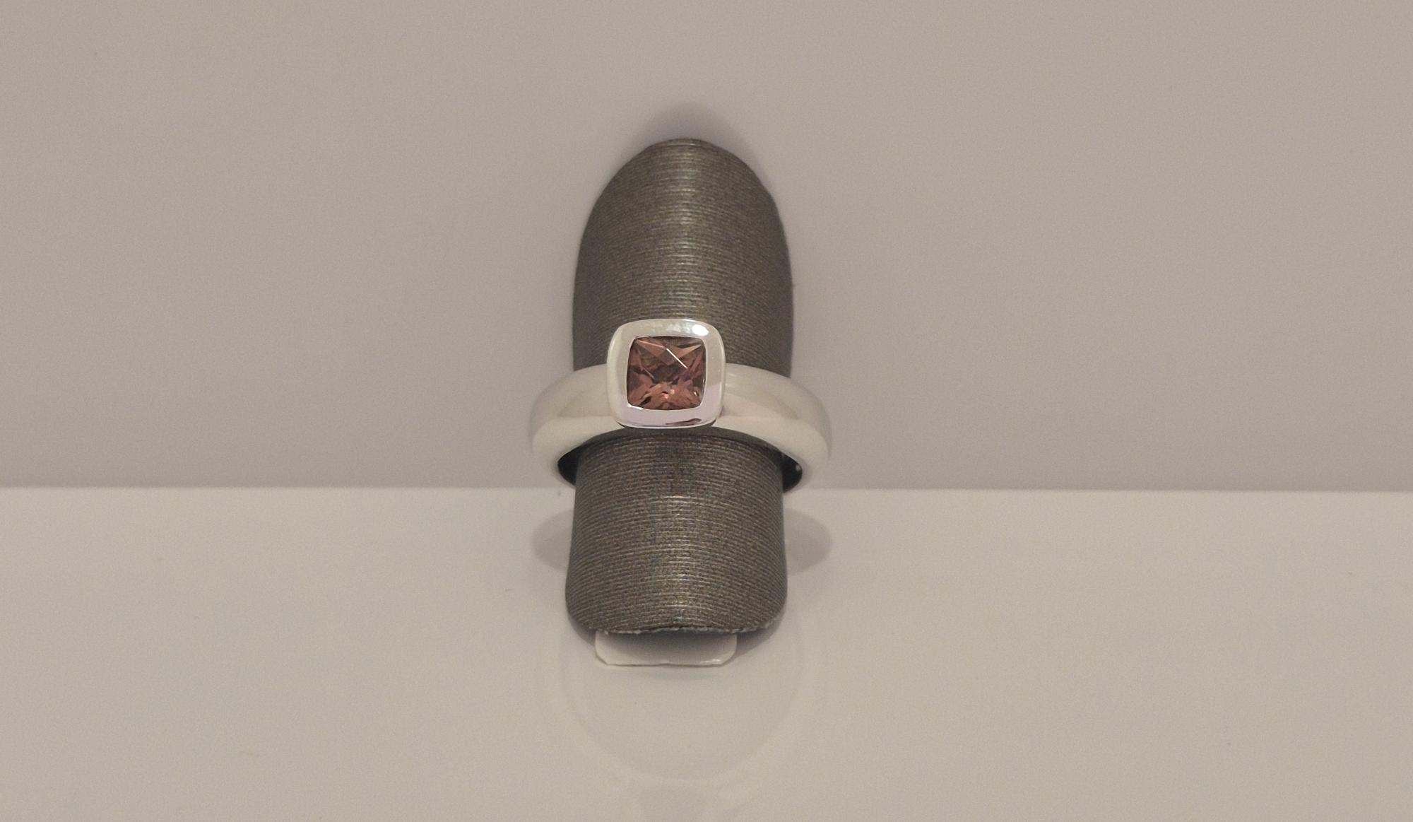 De Tirisi 18krt witgouden ring, model TR9161PNWN, is voorzien van een prachtige toermalijn. Deze hypoallergene ring straalt in wit goud zonder glans. Geschikt voor maat 55, is het een ideale keuze voor elke gelegenheid. Draag het subtiel solo of combineer met andere sieraden voor een elegante uitstraling. 
