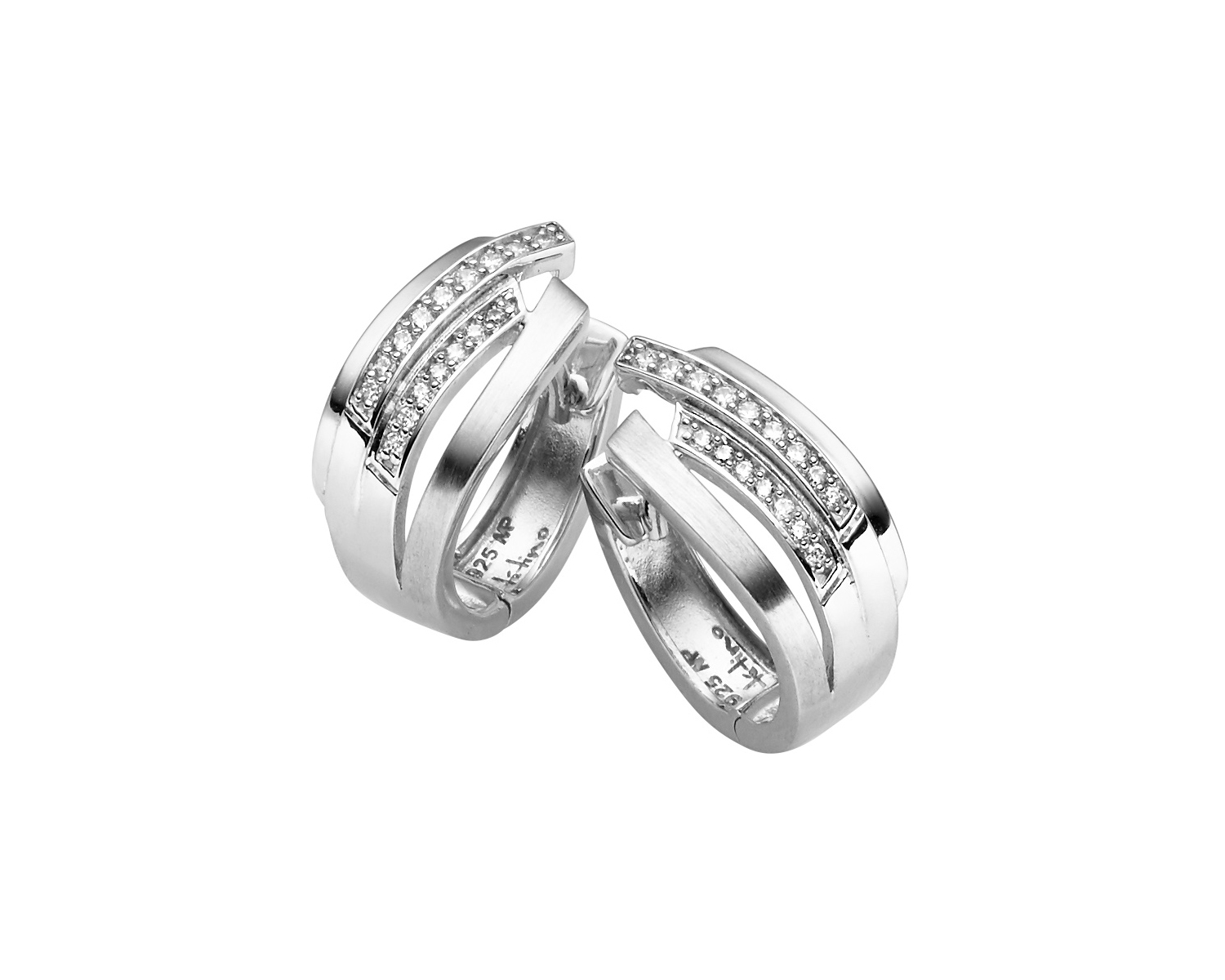 Die Creolen Silber mit Zirkonia, Modellnummer 26-476, sind elegante Ohrringe aus hochwertigem Silber, verziert mit funkelnden Zirkonia-Steinen. Diese Hoop-Ohrringe passen perfekt zu festlichen Anl&auml;ssen und verleihen jedem Outfit einen Hauch von Glamour. Ideal kombinierbar mit anderen Silberschmuckst&uuml;cken, eignen sie sich besonders gut f&uuml;r Abendveranstaltungen und formelle Anl&auml;sse.