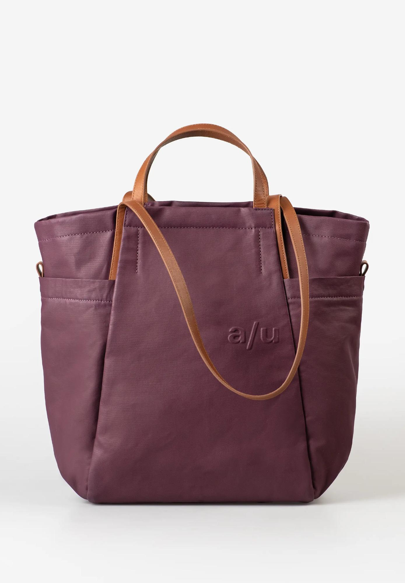 a/u by aunts & uncles &ndash; TAKAMATSU Shopper
De Takamatsu shopper van aunts & uncles uit de Japan collectie is een echte alleskunner voor wie veel onderweg is. Deze ruime en casual tas is perfect voor een dagje stad, naar de sportschool, een picknick, werk of een citytrip. Dankzij het robuuste en waterafstotende canvas kan deze shopper tegen een stootje en neem je hem moeiteloos overal mee naartoe.
Het ruime hoofdvak en de praktische vakindeling zorgen ervoor dat je al je spullen overzichtelijk kunt opbergen. Bovendien heeft de tas twee grote zijvakken, ideaal voor bijvoorbeeld een waterfles of paraplu.
Belangrijkste kenmerken
Hoofdvak met ritssluiting
Binnenvak met ritssluiting
Achtervak met ritssluiting
Gevoerd laptopvak geschikt voor 13 inch notebook
Geschikt voor A4-documenten
Twee zijvakken met drukknop
Uitneembaar extra tasje
Telefoonvak, insteekvak en twee penlussen
Korte handgrepen voor dragen in de hand
Lange, gekruiste schouderbanden voor comfortabel dragen over de schouder
a/u reli&euml;f-logo op de tas
Details van premium rundleer
Waterafstotende ritsen
Duurzame nylon voering
Specificaties
Gewicht: ca. 0,69 kg
Inhoud: ca. 16,5 liter
Afmetingen (L x B x H): ca. 43 &times; 10 &times; 39 cm
Lengte schouderband: ca. 65 cm
Collectie: Japan
Materiaal
Het speciaal ontwikkelde buitenmateriaal bestaat uit dicht geweven canvas. Gekamde vezels van biologisch katoen zorgen voor extra duurzaamheid en stevigheid. Het materiaal heeft een leerachtige uitstraling en ontwikkelt na verloop van tijd een mooie natuurlijke patina.
De waterafstotende, zijde-matte coating is vrij van PFC en PFAS. Daarnaast voorkomt waterafstotend hoogwaardig garen dat vocht via de naden naar binnen dringt. De YKK-ritssluitingen zijn bovendien waterdicht gecoat voor extra bescherming.
De leren details zijn gemaakt van premium rundleer afkomstig uit een looierij die gecertificeerd is door de Leather Working Group.
 Takamatsu is een ruime, sterke en stijlvolle shopper die perfect past bij een actieve lifestyle en zowel praktisch als duurzaam is ontworpen.