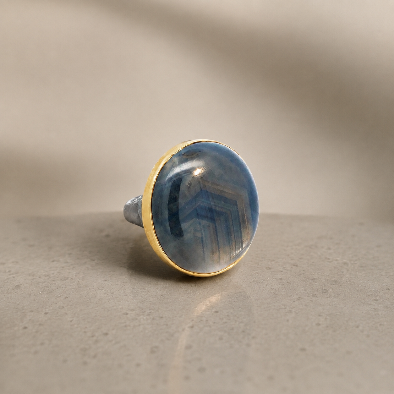 Der Safirring Cabochon 80,8ct in Silber und Gold 900  ist ein luxuri&ouml;ser Schmuckring. Ideal f&uuml;r besondere Anl&auml;sse, hebt er jeden eleganten Look hervor. Perfekt f&uuml;r diejenigen, die ein Statement setzen m&ouml;chten.Gr&ouml;&szlig;e 61 UNIKAT, gefertigt im KISSNER Meisteratelier