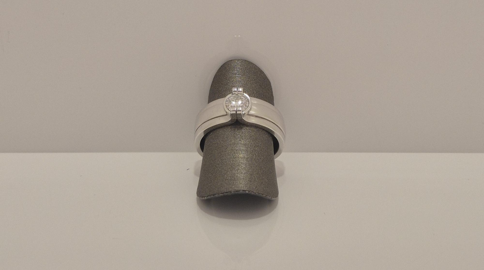 Deze 14krt witgouden ring, modelnummer LCH-101003141, is vervaardigd van hoogwaardig witgoud en bezet met een schitterende diamant. Met een ringmaat van 54 is het een perfecte aanvulling op elke sieradencollectie. Draag het solo voor een elegante uitstraling of gecombineerd met andere ringen voor een modieuze look. Perfect voor dagelijks gebruik en speciale gelegenheden.