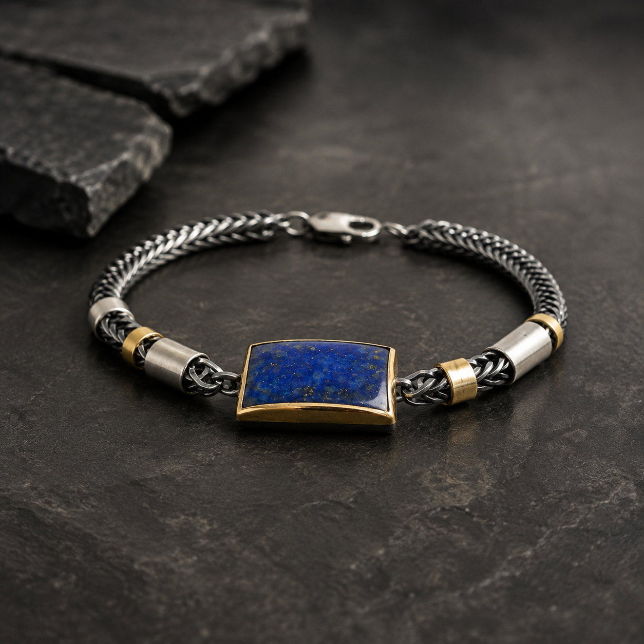 Das Armband in geschw&auml;rztem Silber und Gold 750 mit einem Lapislazuli ist ein einzigartiges Schmuckst&uuml;ck. Ideal f&uuml;r elegante Anl&auml;sse oder als Highlight im Alltagslook. Tragen Sie es solo oder in Kombination mit anderen Armb&auml;ndern f&uuml;r einen stilvollen Auftritt. Perfekt f&uuml;r jeden Schmuckliebhaber. L&auml;nge 21 cm UNIKAT