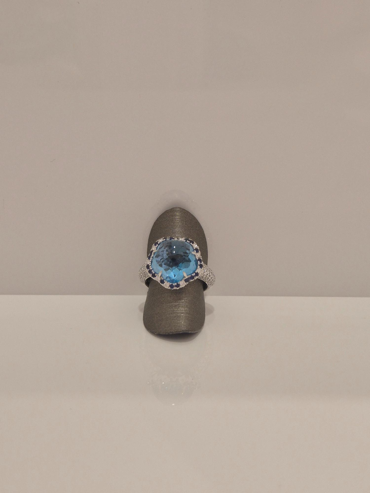 De Artur Scholl 18krt witgouden ring met diamant, topaas en saffier is hypoallergeen, met een maat van 55. Deze elegante ring, met modelnummer 30/14343W/BT, is een perfect accessoire als je eenvoud met luxe wilt combineren. Draag hem dagelijks of bij speciale gelegenheden om elke outfit te verrijken.