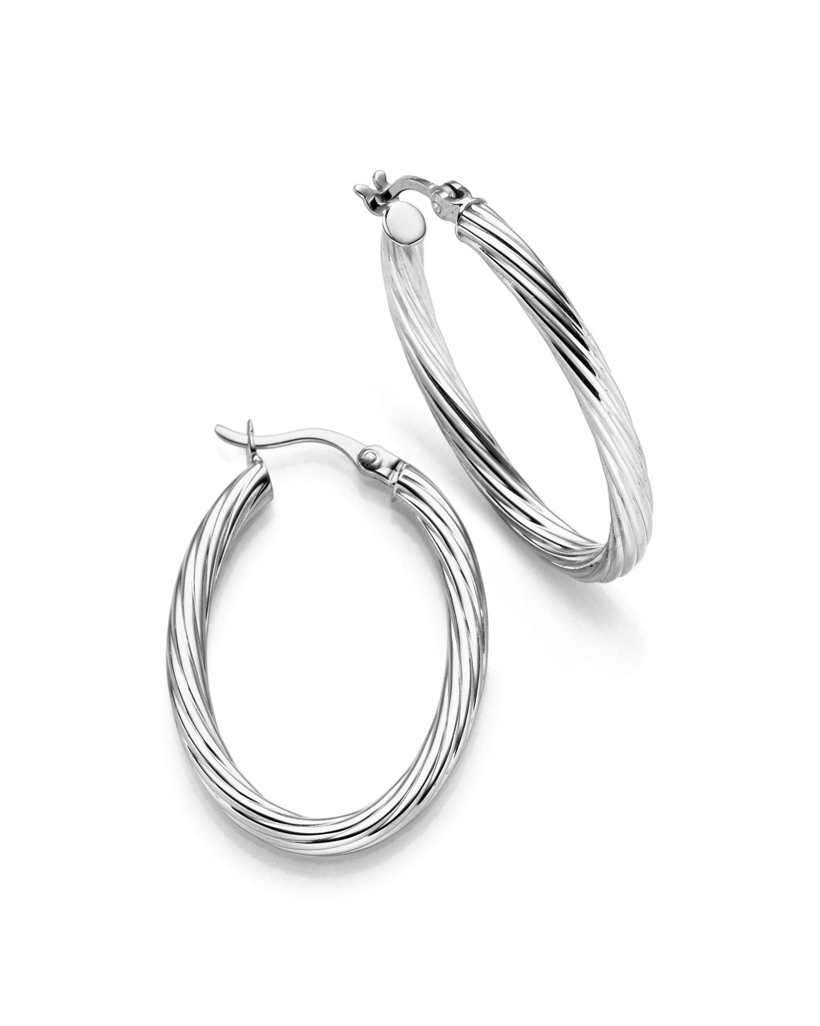 Creolen Silber oval Weihnachtsprospekt 2026, Modellnummer 26-480, bieten eleganten, zeitlosen Stil und hochwertige Silberverarbeitung. Diese Creolen sind ideal f&uuml;r festliche Anl&auml;sse und erg&auml;nzen jedes Outfit mit einem Hauch von Raffinesse. Tragen Sie sie zu Hochsteckfrisuren oder offenen Haaren, um ihren Glanz zu betonen und Ihrem Look Festtagsstimmung zu verleihen. Perfekte Weihnachtsgeschenkidee!
