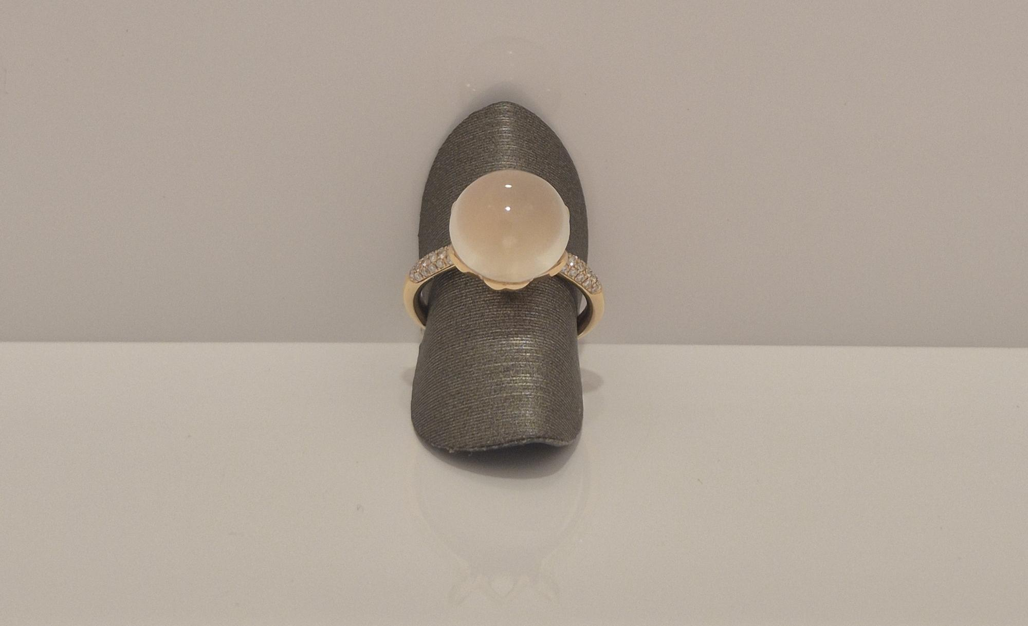 De Rivoir 18krt. ros&eacute; gouden ring met diamant en kwarts, modelnummer 495079/54, is een verfijnd sieraad met een flonkerende glans. Deze ring, gemaakt van hoogwaardig goud, heeft een schitterende edelsteen en een elegante glans. Ideaal om te dragen bij formele gelegenheden of als opvallend accent bij alledaagse outfits. 