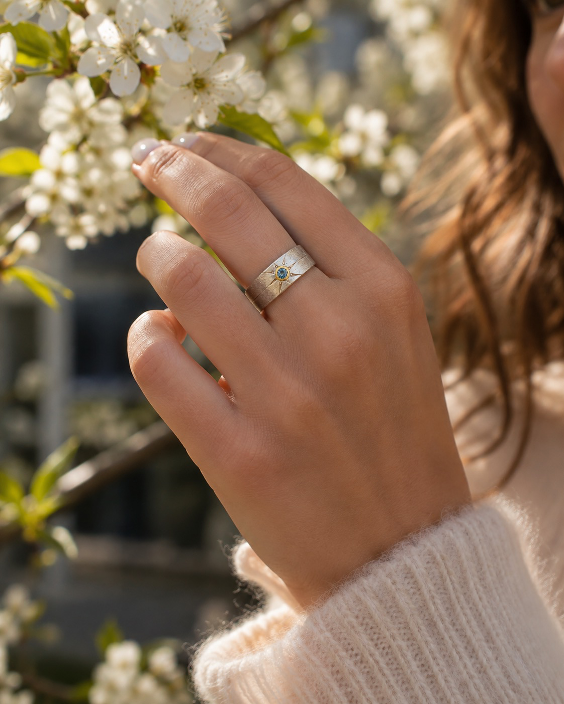 Der Ring Silber 925, Sandguss 10mm; oxyd., G.750, mit Blauem Topas  besticht durch sein elegantes Design. Er geh&ouml;rt zur Kategorie Schmuck und hat die Gr&ouml;&szlig;e 61. Tragen Sie diesen Ring am besten als auff&auml;lliges Schmuckst&uuml;ck zu festlichen Anl&auml;ssen oder als t&auml;gliches Highlight zu Ihrem Lieblingsoutfit.