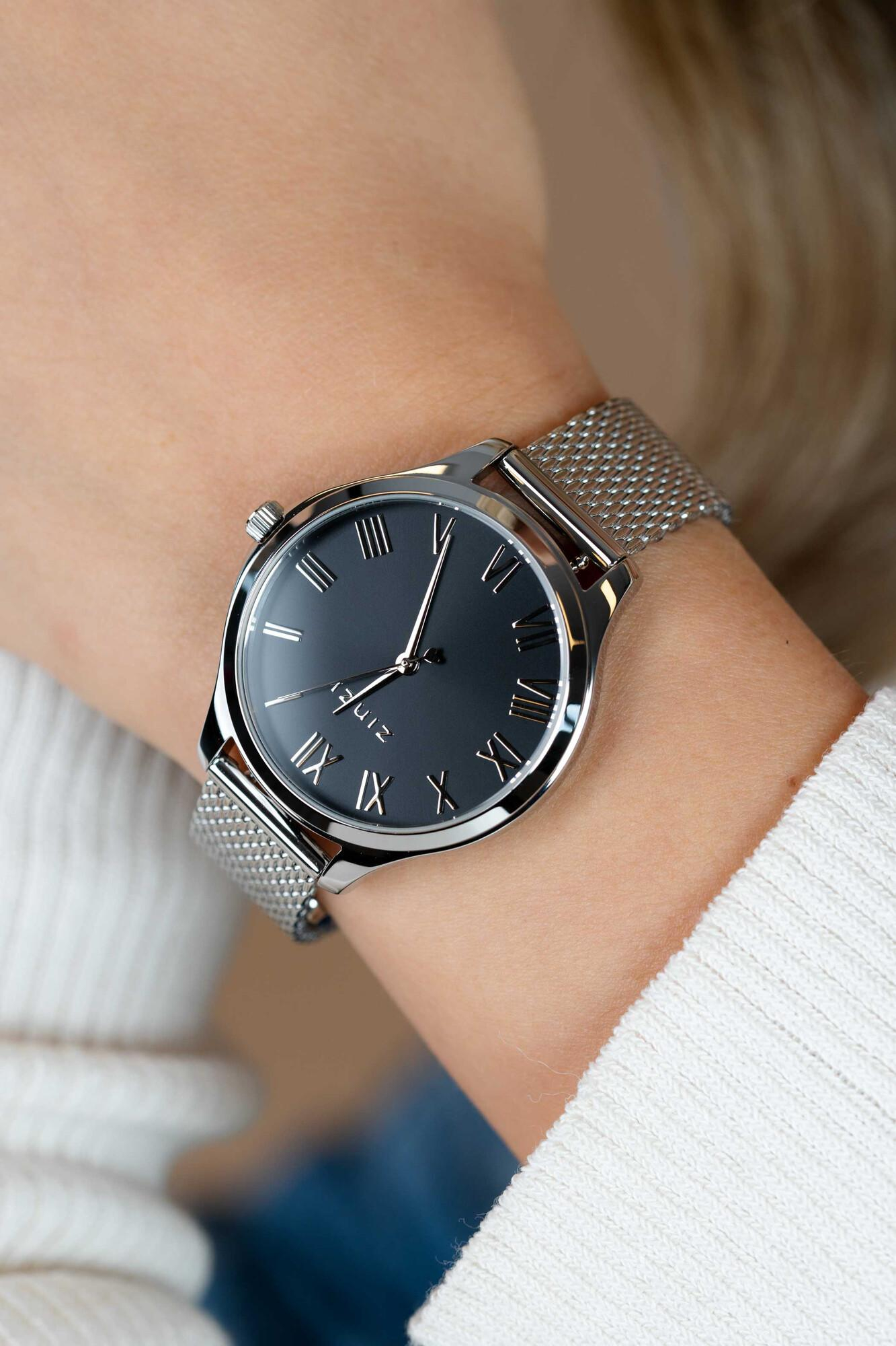 De JULIA watch is het nieuwste stijlvolle dameshorloge van Zinzi. Voorzien van een zwarte 'sunray' wijzerplaat 34mm, met stijlvolle zilverkleurige romeinse cijfers en zilverkleurige stalen mesh band. Natuurlijk met de bekende Zinzi touch ontworpen: het extra dunne Japanse uurwerk en de ronde stalen zilvergekleurde kast (34mm) zorgen voor een fashionable look. Leuk detail: de seconde wijzer met een subtiel hartje. Ook 5atm waterbestendig (tegen regen en spatwater) en met sterk mineraal glas. Kwaliteit staat bij Zinzi voorop.
