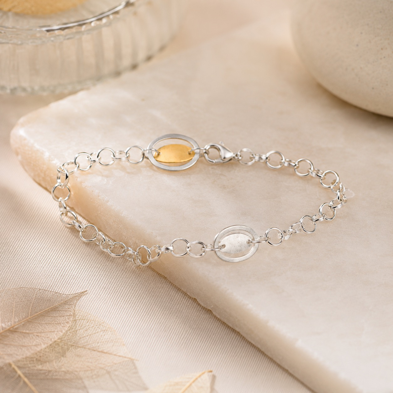 Das Armband kombiniert elegante Schmuckgestaltung mit einem praktischen Design. Als Armband / Armreif mit einer L&auml;nge von 180 mm eignet es sich bestens f&uuml;r den t&auml;glichen Gebrauch oder besondere Anl&auml;sse. Das Beste Trageerlebnis erzielen Sie, indem Sie es locker um das Handgelenk legen, damit es angenehm sitzt und zugleich elegant wirkt.