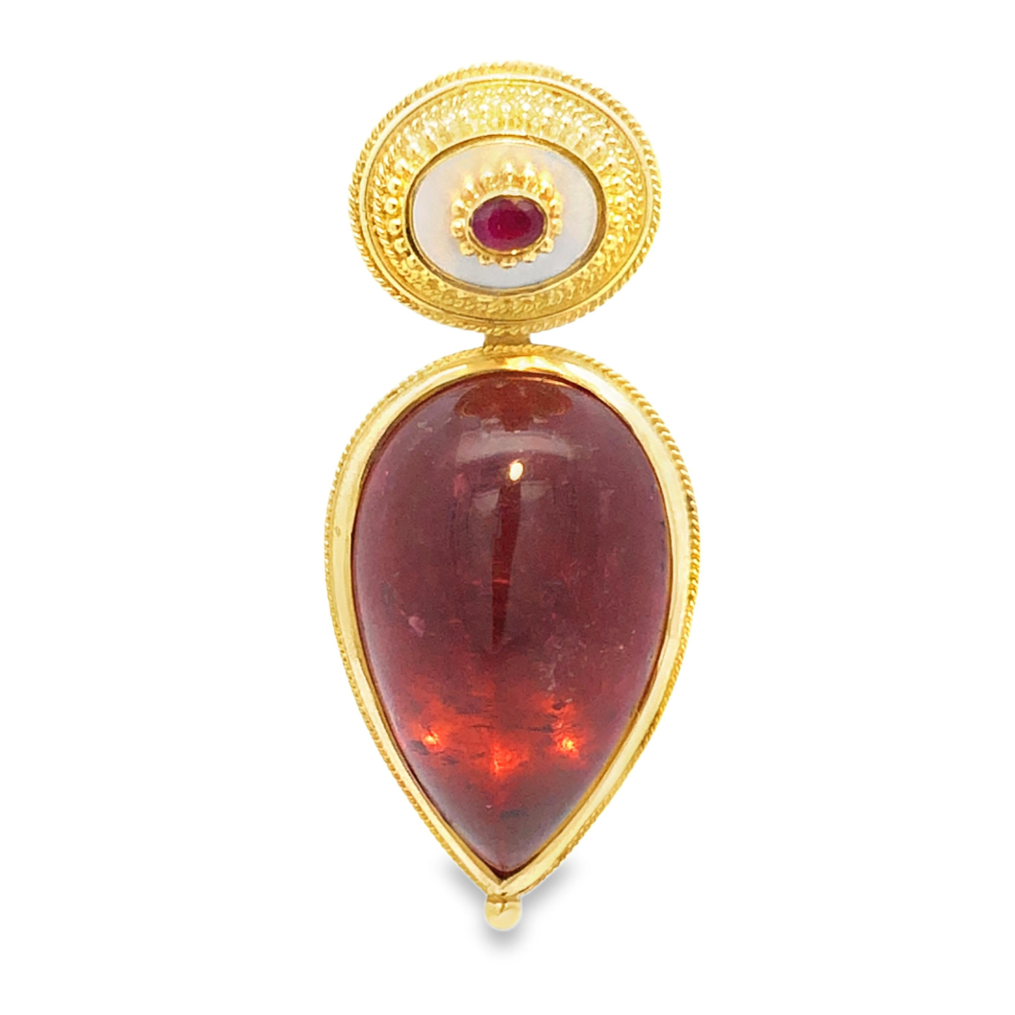Dieser Anh&auml;nger aus Gold 750 inszeniert einen intensiv Erdbeerfarbenden Turmalin als Cabochon in Tropfenform und zeichnet sich durch seine exquisite, filigrane Verarbeitung aus. Mit einem in Goldfiligran und -granulation  umrahmten Rubin, strahlt dieser Anh&auml;nger zeitlose Eleganz aus. Das beweglich gearbeitete Oberteil ist Zugleich auch Aufh&auml;ngung, mit einem Durchgangsma&szlig; von 6,5mm der r&uuml;ckseitig verdeckt montierten &Ouml;sen kann der Anh&auml;nger auch an kr&auml;ftigeren Reifencolliers getragen werden. Ein UNIKAT, gefertigt im KISSNER Meisteratelier.