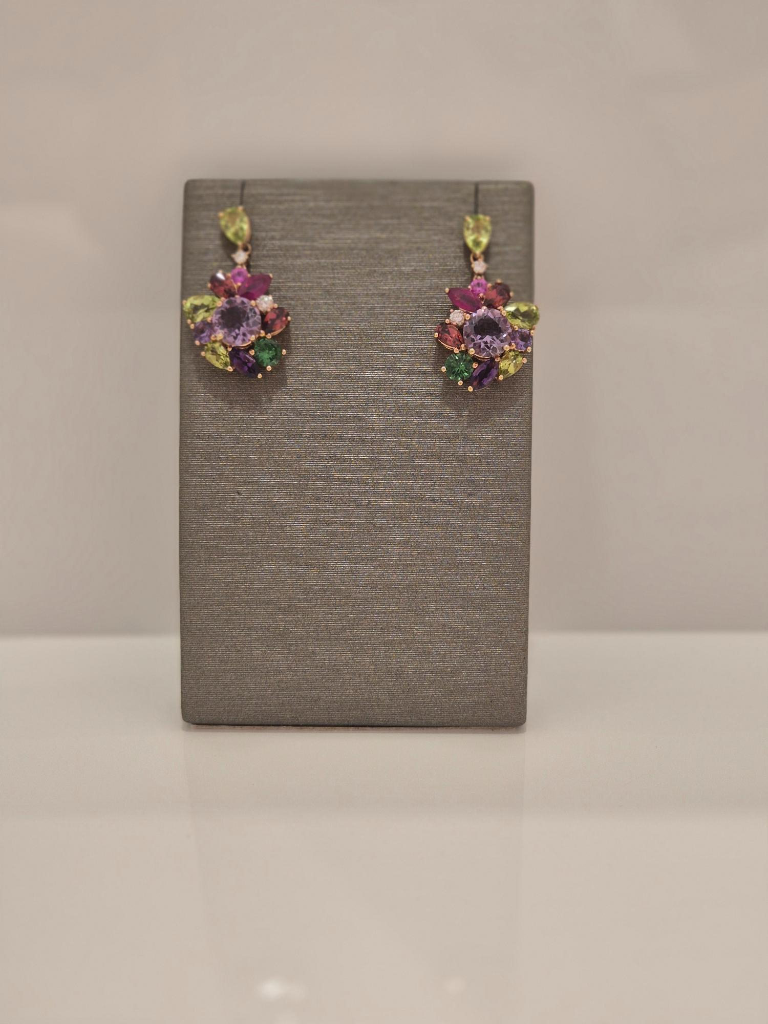 Deze 18krt ros&eacute;gouden oorhangers met modelnummer 30/16217R/4 combineren prachtige edelstenen zoals Amethist, Robijn, Tsavoriet, Diamant en Peridot. De bicolor afwerking voegt een unieke elegantie toe aan de studs. Ideaal te dragen bij zowel formele gelegenheden als een chique avond uit om je look moeiteloos te verheffen. Een tijdloos juweel in je collectie.