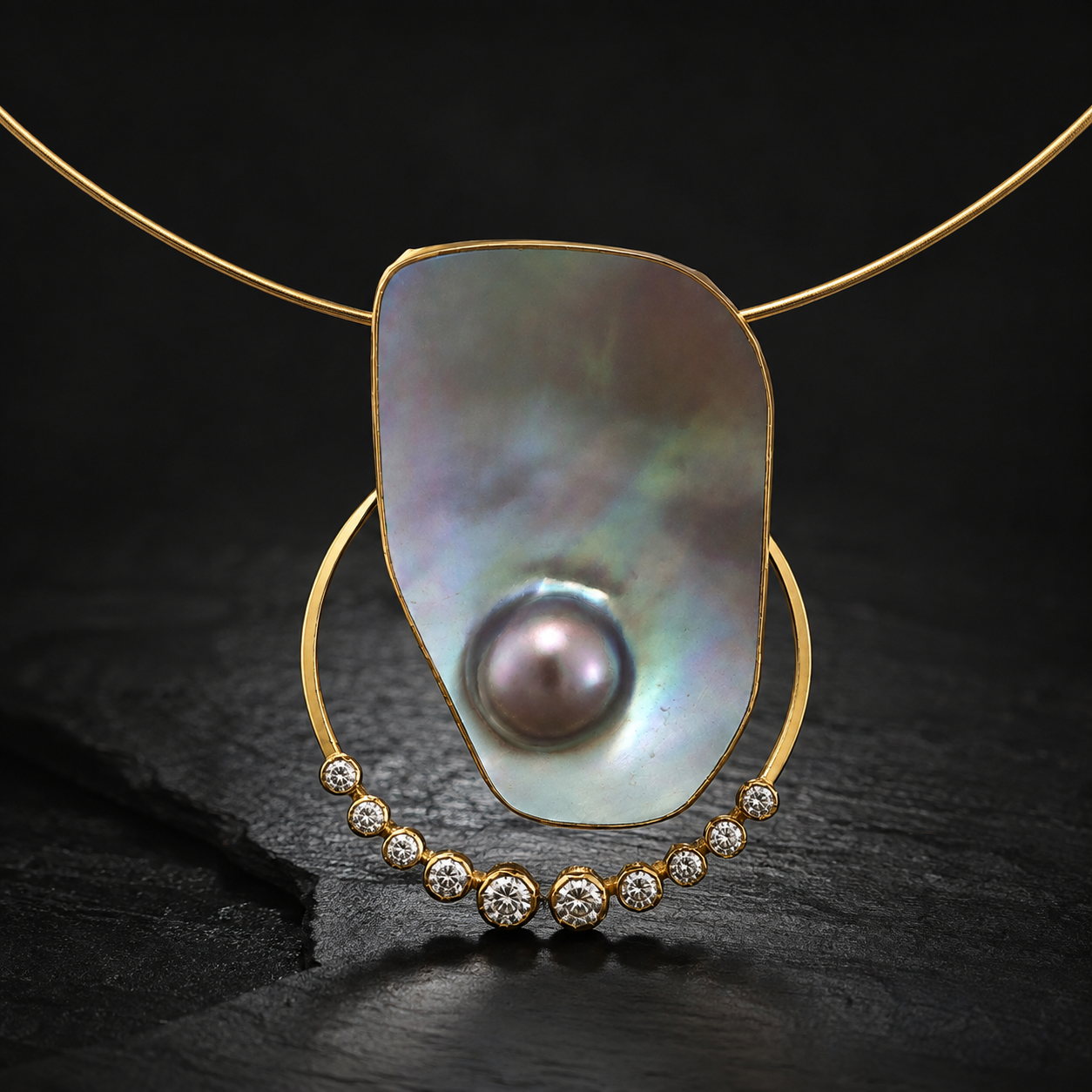 Dieser Anh&auml;nger ist zugleich eine Collierschlie&szlig;e f&uuml;r das weit verbreitete System Nittel/ HeadFix. Gefertigt in Gold 750 und Brillanten ( 2x 0,34ct E si1 GIA und 8 Brillis Total 0,78ct E si1) sowie einer au&szlig;ergw&ouml;hnlichen Tahiti  Mab&eacute;perle. Ideal als Schmuckst&uuml;ck f&uuml;r besondere Anl&auml;sse, kann er sowohl an einer feinen Goldkette oder Goldreif als auch an einer Perlenkette mit der Wechselschlie&szlig;enmechanik  getragen werden, um jedem Outfit einen luxuri&ouml;sen Touch zu verleihen. GoldSeil und Perlen sind nicht Teil des Angebots und k&ouml;nnen separat erworben werden. 
UNIKAT