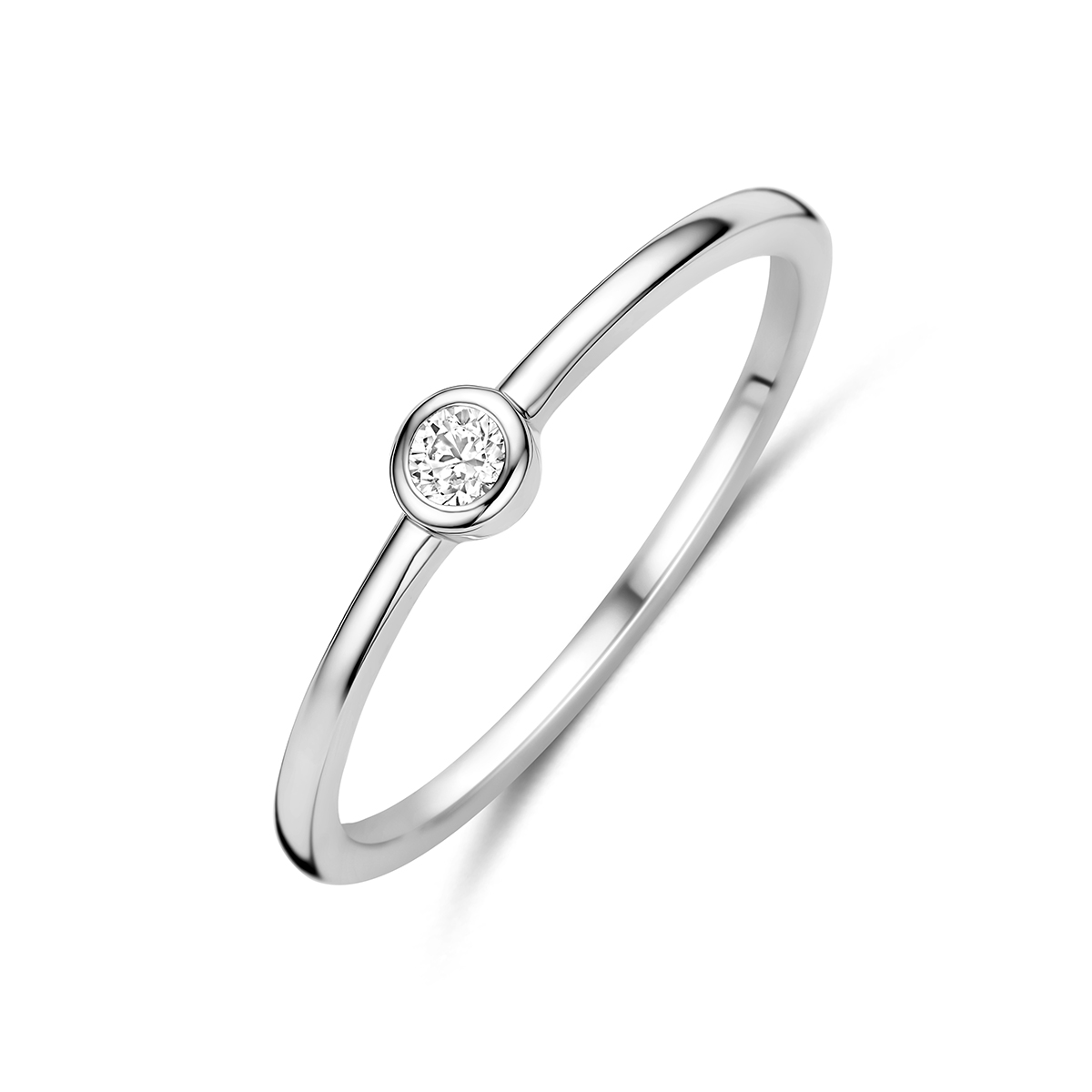 Gerhodineerd 925 zilveren ring met zirkonia. De ring heeft een breedte van 3.5mm.