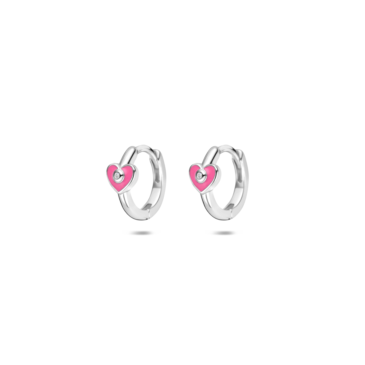 Gerhodineerd 925 zilveren klapoorringen met een roze emaille hartje en zirkonia. De klapoorringen hebben een diameter van 9.5mm. De afmeting van het hartje is 4x4.5mm.