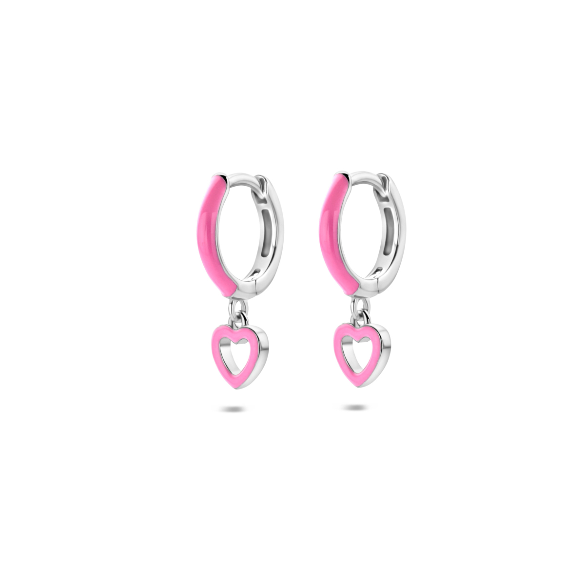 Gerhodineerd 925 zilveren oorringen met roze hartjes. De oorringen hebben een totale hoogte van 17mm. Het hartje heeft een afmeting van 5x5.5mm.
