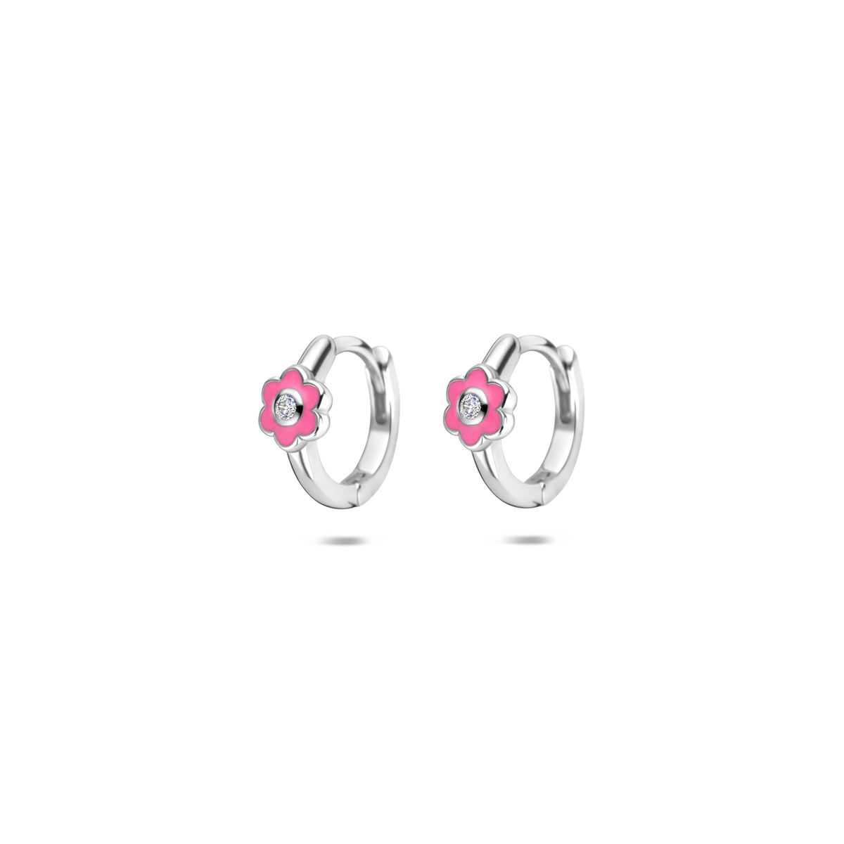 Gerhodineerd 925 zilveren klapoorringen met een bloem en roze emaille. De klapoorringen hebben een totale hoogte van 10mm.