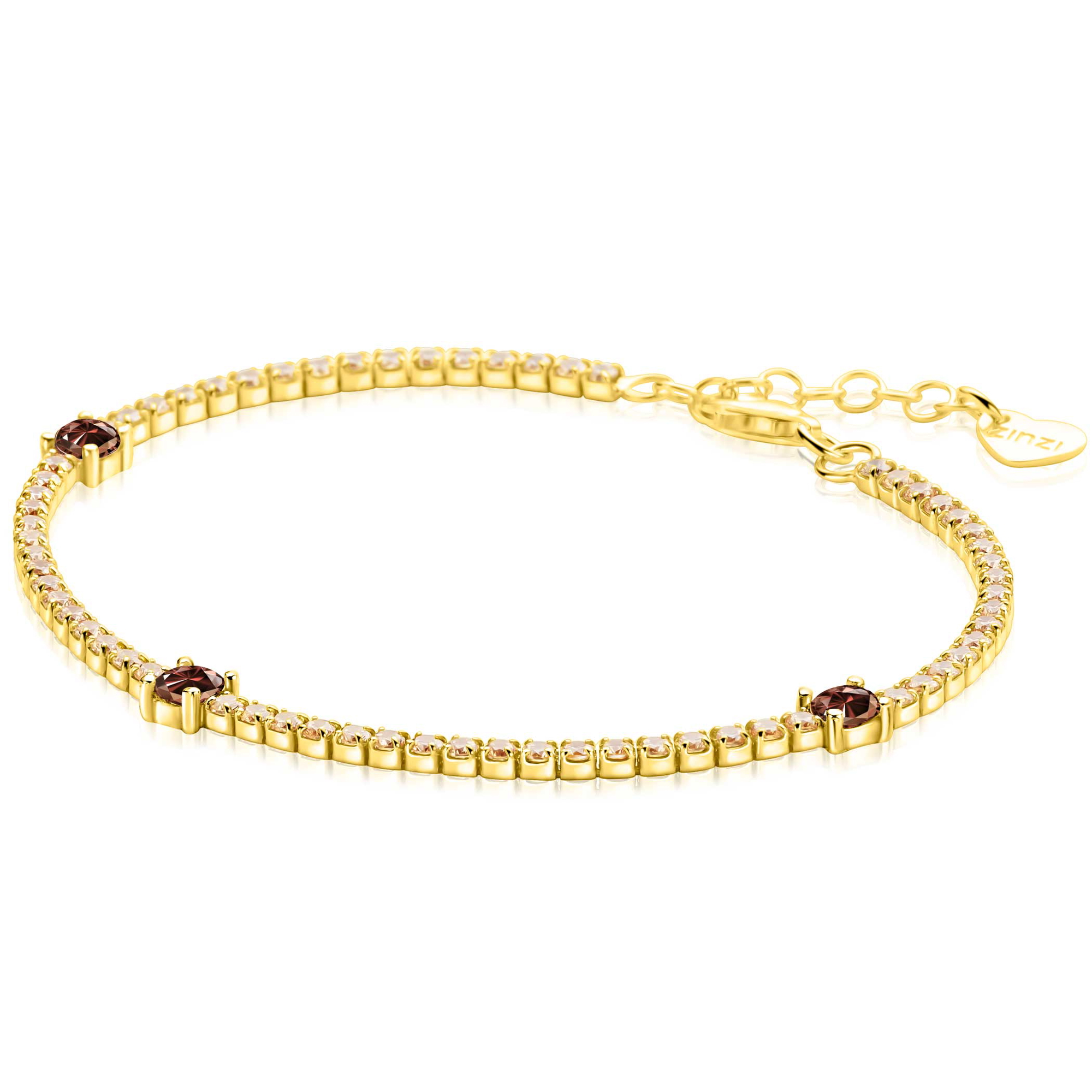 ZINZI gold plated zilveren tennisarmband 2,1mm breed bezet met champagnekleurige zirkonia&rsquo;s in verfijnde rijzetting, afgewisseld met drie grotere donkerbruine kleurstenen (4,3mm) in chatonzetting. De warme kleurtinten geven deze armband een elegante en luxe uitstraling. Voor een perfecte pasvorm is de lengte verstelbaar van 17cm tot 19,5cm. Vervaardigd van eerste gehalte zilver (925) en extra geelverguld.